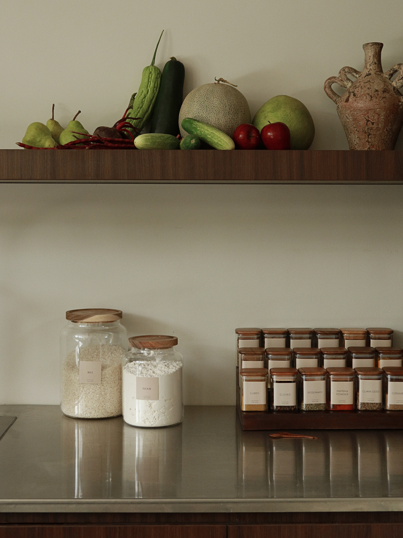 Großes Vorratsglas mit breiter Öffnung – ideal für Mehl, Schrot, Reis und andere trockene Lebensmittel in größeren Mengen. Dieses geräumige Glasgefäß mit dunkelbraunem Akazienholzdeckel verbindet natürliche Optik mit funktionalem Design. Der luftdichte Holzdeckel schützt den Inhalt zuverlässig und hält Ihre Vorräte länger frisch.
Als stilvoller Vorratsorganizer eignet sich dieses Glas perfekt für die Bulk-Lagerung und sorgt für eine nachhaltige Aufbewahrungslösung in Ihrer Küche.