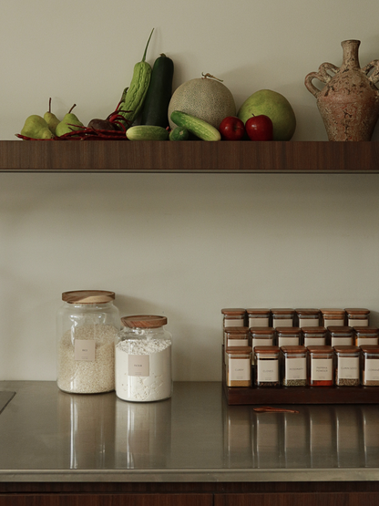 Großes Vorratsglas mit breiter Öffnung – ideal für Mehl, Schrot, Reis und andere trockene Lebensmittel in größeren Mengen. Dieses geräumige Glasgefäß mit dunkelbraunem Akazienholzdeckel verbindet natürliche Optik mit funktionalem Design. Der luftdichte Holzdeckel schützt den Inhalt zuverlässig und hält Ihre Vorräte länger frisch.
Als stilvoller Vorratsorganizer eignet sich dieses Glas perfekt für die Bulk-Lagerung und sorgt für eine nachhaltige Aufbewahrungslösung in Ihrer Küche.