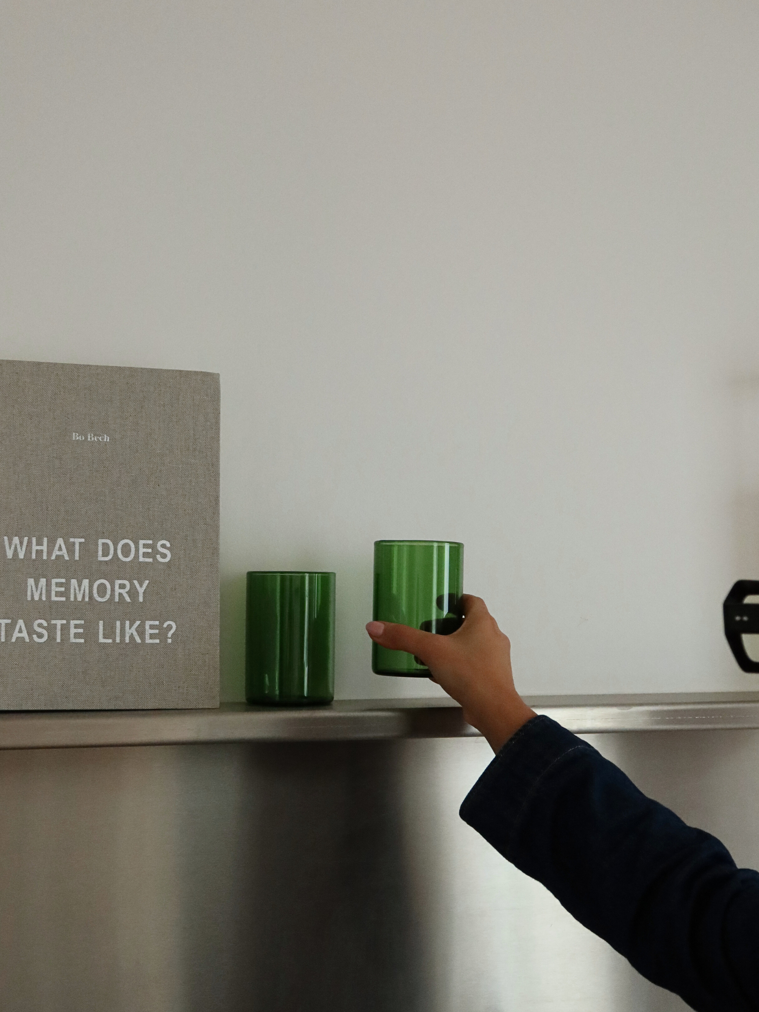 Geef je tafel een trendy upgrade met Glass Naoki, dankzij het hogere design en de diepe groene kleur die een subtiele, restaurantachtige touch toevoegt. Perfect voor water, frisdrank of gekoelde drankjes tijdens het diner. Volledig gemaakt van groen borosilicaatglas, dat tijdloze elegantie combineert met praktische duurzaamheid. Hittebestendig en sterk genoeg voor dagelijks gebruik, maar verfijnd genoeg om elke tafelsetting te versterken. Per stuk verkocht, zodat je precies kunt kiezen hoeveel glazen jouw c