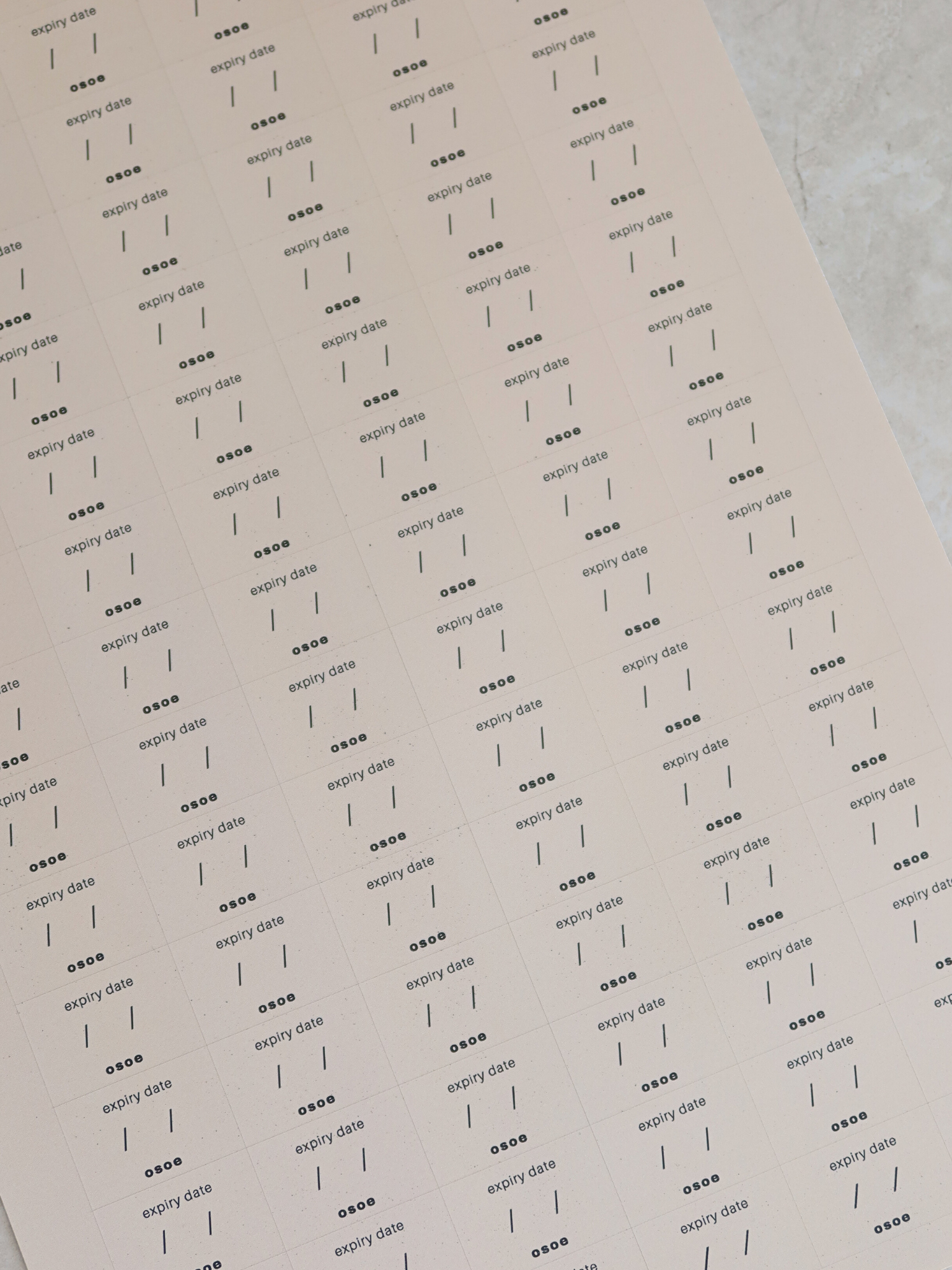 Osoe Home Haltbarkeitslabels in Beige und Weiß zur Organisation von Gewürzgläsern, Vorratsdosen und Küchenbehältern, Set aus 84 matten beschreibbaren Stickern im minimalistischen Design zum einfachen Notieren von Mindesthaltbarkeitsdaten, wasser- und fettbeständig und ideal für Kühlschrank und Vorratsschrank, entwickelt für sofortige Übersicht und eine ruhige, organisierte und stilvolle Küchenästhetik, perfekt für ein non-toxisches und mikroplastikfreies Küchenkonzept, in dem Lebensmittel stets übersichtlic