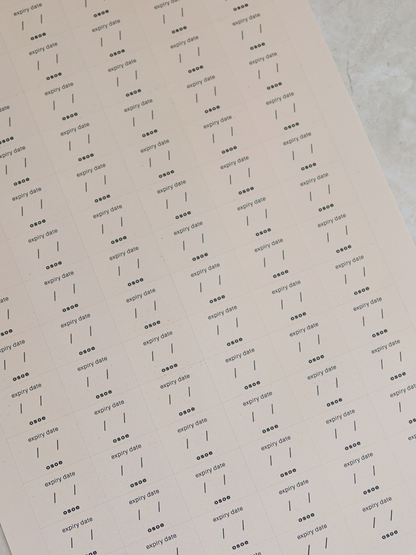 Osoe Home Haltbarkeitslabels in Beige und Weiß zur Organisation von Gewürzgläsern, Vorratsdosen und Küchenbehältern, Set aus 84 matten beschreibbaren Stickern im minimalistischen Design zum einfachen Notieren von Mindesthaltbarkeitsdaten, wasser- und fettbeständig und ideal für Kühlschrank und Vorratsschrank, entwickelt für sofortige Übersicht und eine ruhige, organisierte und stilvolle Küchenästhetik, perfekt für ein non-toxisches und mikroplastikfreies Küchenkonzept, in dem Lebensmittel stets übersichtlic