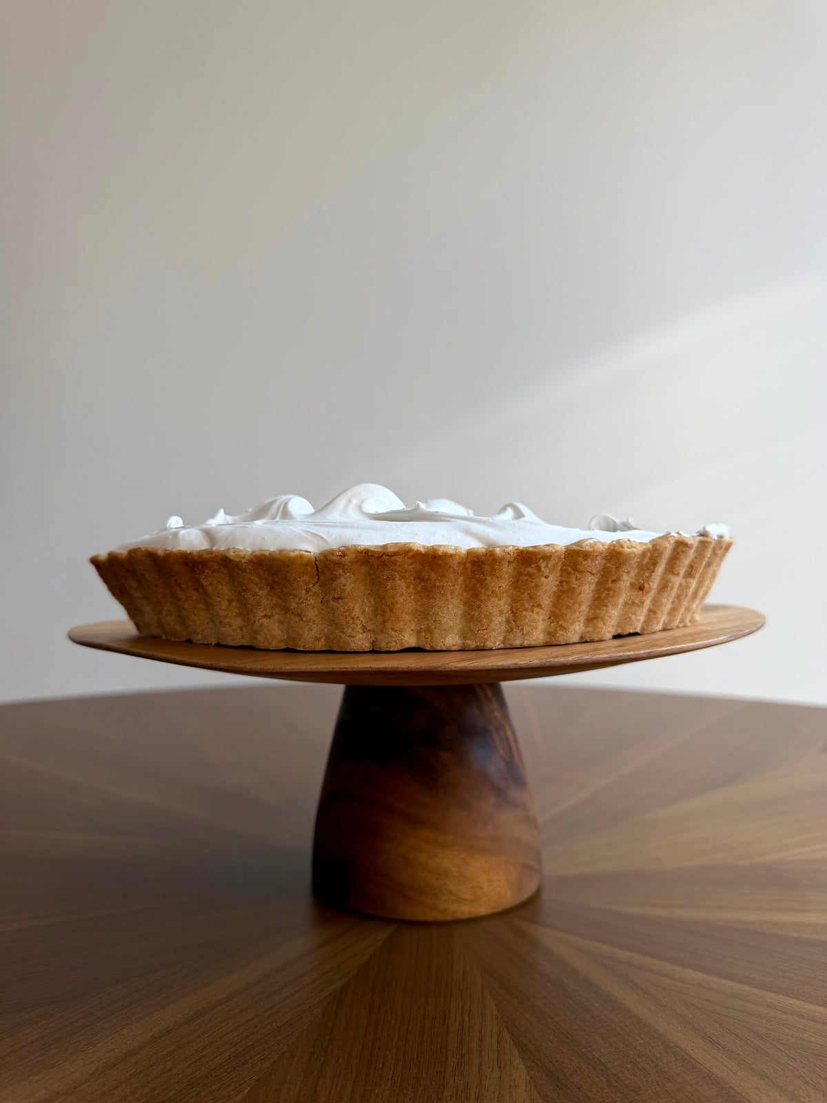 Handcrafted dark brown wooden cake stand for elegantly displaying and serving cakes, pastries and desserts in the kitchen or on the dining table, designed as a refined serving platter for birthdays, brunches, high tea and festive dinners, made from durable wood with a warm natural finish that complements both modern and classic interiors, perfect for stylish food presentation and organized home decor styling.