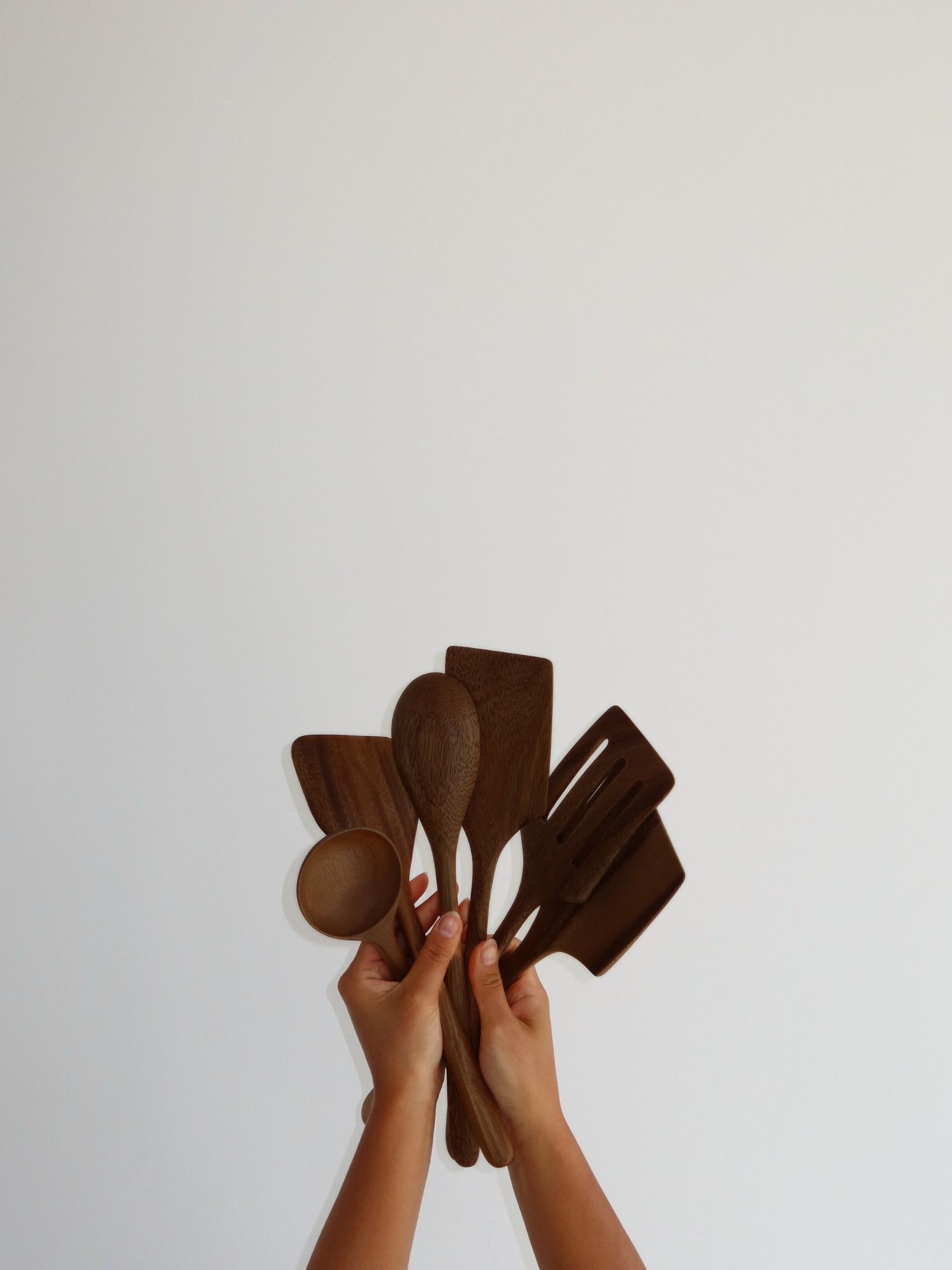 Handcrafted Zoya wooden kitchen utensil set with six natural wood cooking spoons and spatulas, ideal for stirring, serving, baking, and everyday cooking. Made from durable SVLK-certified wood, this food-safe and non-toxic kitchen utensil set is perfect for sustainable, plastic-free kitchens and minimalist countertop organisation.