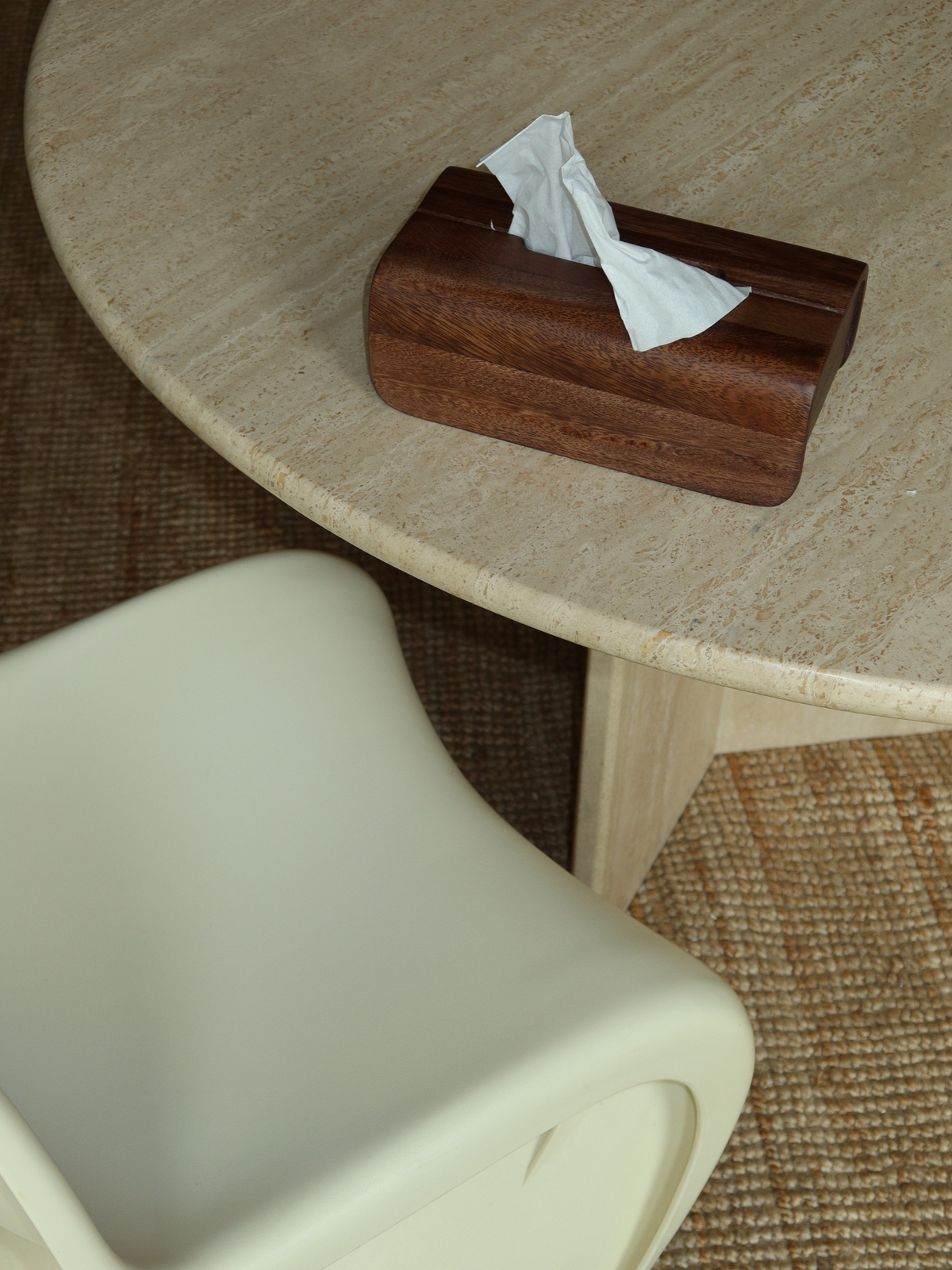 Handgefertigte Holz-Taschentuchbox Tian aus robustem, natürlichem Borneo-Holz in einem tiefen Dunkelbraun. Das klare, minimalistische Design verbirgt handelsübliche Taschentuchboxen dezent und verleiht dem Raum eine warme, elegante Note. Perfekt für Badezimmer, Schlafzimmer und Wohnbereiche, wo natürliche Materialien und zeitloses Design aufeinandertreffen. Ein stilvolles und nachhaltiges Wohnaccessoire aus Holz, das Funktionalität mit einer ruhigen, raffinierten Ästhetik verbindet und sich auch hervorragen
