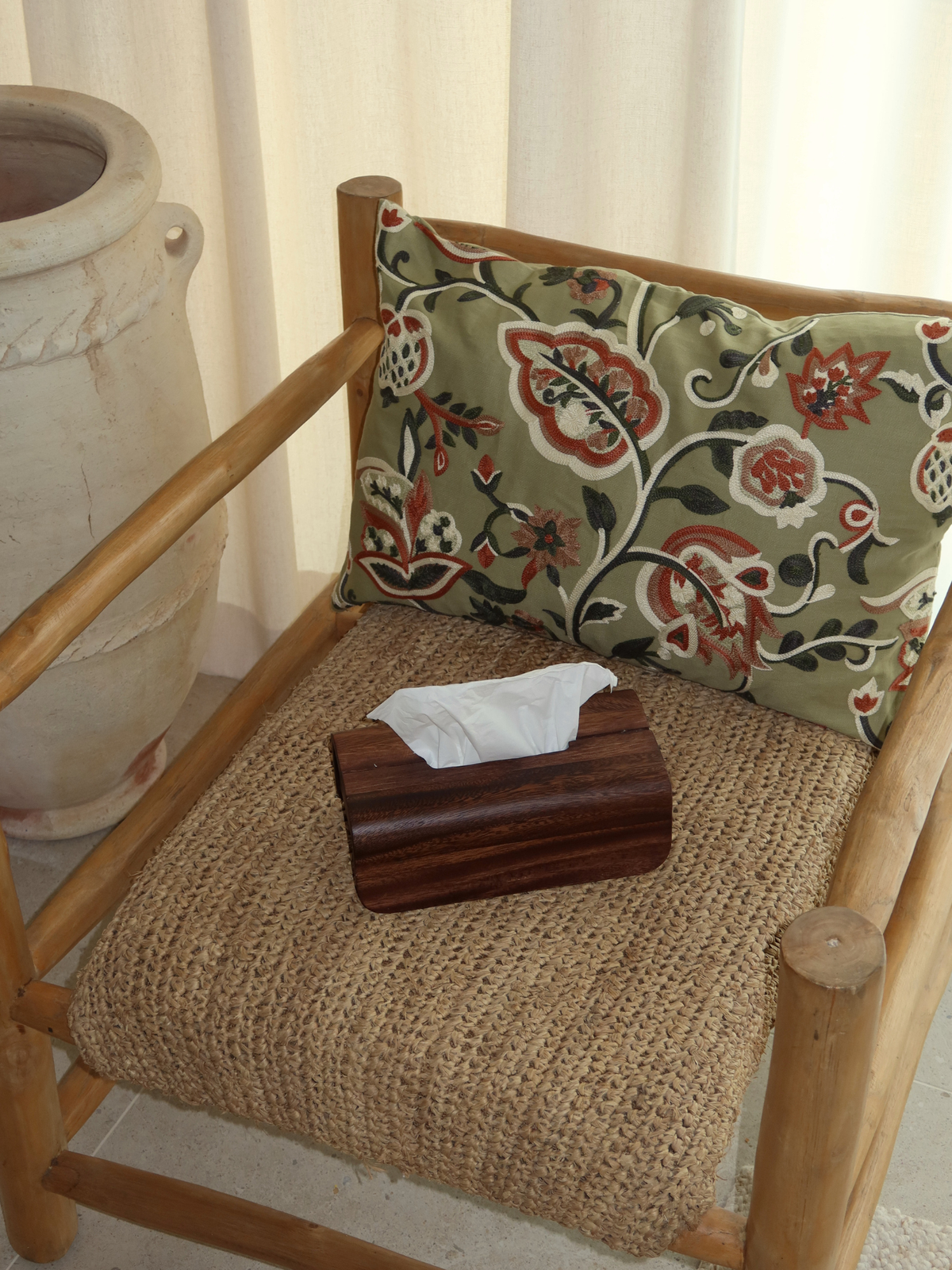 Handgefertigte Holz-Taschentuchbox Tian aus natürlichem Borneo-Holz mit einer edlen dunkelbraunen Oberfläche. Die minimalistische Taschentuchbox aus Holz ist dafür konzipiert, handelsübliche Taschentuchboxen stilvoll zu verstauen und ordentlich abzudecken. Der passende Deckel sorgt für eine aufgeräumte Optik und verleiht jedem Raum Wärme und Eleganz. Ideal für Badezimmer, Schlafzimmer, Wohnzimmer oder Büro und perfekt für ein ruhiges, organisiertes Zuhause. Ein langlebiges und nachhaltiges Wohnaccessoire au