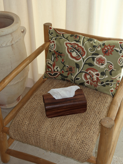 Handgefertigte Holz-Taschentuchbox Tian aus natürlichem Borneo-Holz mit einer edlen dunkelbraunen Oberfläche. Die minimalistische Taschentuchbox aus Holz ist dafür konzipiert, handelsübliche Taschentuchboxen stilvoll zu verstauen und ordentlich abzudecken. Der passende Deckel sorgt für eine aufgeräumte Optik und verleiht jedem Raum Wärme und Eleganz. Ideal für Badezimmer, Schlafzimmer, Wohnzimmer oder Büro und perfekt für ein ruhiges, organisiertes Zuhause. Ein langlebiges und nachhaltiges Wohnaccessoire au
