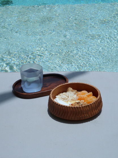 Handgefertigte Schale aus Borneo-Walnussholz Lian zum Servieren von Acai Bowls, Joghurt Bowls, Salaten, Snacks, Chips, Nüssen oder kleinen Süßigkeiten, aus hochwertigem und langlebigem Borneo-Walnussholz mit einer tiefen edlen Oberfläche, die die natürliche Holzmaserung hervorhebt, mit einer einzigartig strukturierten Oberfläche und als stilvolles Statement-Piece für Küche oder Esstisch entworfen, auch perfekt als Servierschale oder alternative Servierplatte für moderne Food-Präsentation und elegante Home-D