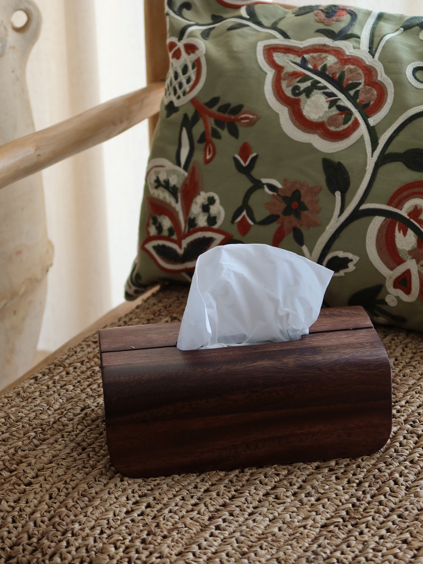 Handgefertigte Tissuebox aus Borneo-Holz mit einer edlen, dunkelbraunen Oberfläche. Diese luxuriöse Holz-Tissuehalterung im minimalistischen Design mit Deckel dient zur stilvollen Aufbewahrung von Taschentüchern und sorgt für Ordnung im Bad oder Wohnbereich. Eine nachhaltige und elegante Tissuebox aus Holz, die Wärme, Natürlichkeit und zeitloses Design in jedes Interieur bringt. Hochwertiges Borneo-Holz-Accessoire, das Funktionalität und Handwerkskunst perfekt vereint.