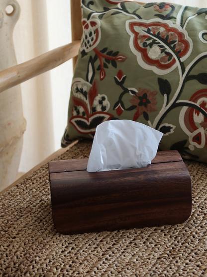 Handgefertigte Tissuebox aus Borneo-Holz mit einer edlen, dunkelbraunen Oberfläche. Diese luxuriöse Holz-Tissuehalterung im minimalistischen Design mit Deckel dient zur stilvollen Aufbewahrung von Taschentüchern und sorgt für Ordnung im Bad oder Wohnbereich. Eine nachhaltige und elegante Tissuebox aus Holz, die Wärme, Natürlichkeit und zeitloses Design in jedes Interieur bringt. Hochwertiges Borneo-Holz-Accessoire, das Funktionalität und Handwerkskunst perfekt vereint.