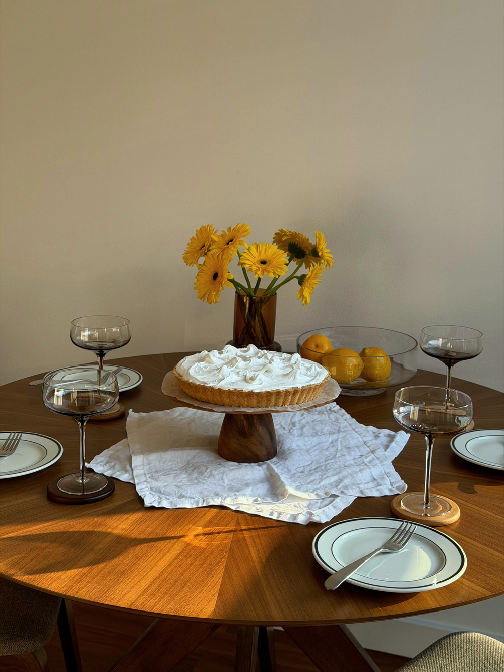 Handgefertigter Tortenständer aus dunkelbraunem Holz zum stilvollen Präsentieren und Servieren von Kuchen, Gebäck und Desserts. Die warme, natürliche Oberfläche macht den Holz-Tortenständer ideal für Geburtstage, Brunch, Afternoon Tea und festliche Dinner. Aus langlebigem Holz gefertigt und als zeitloses Servierstück gestaltet, das sowohl moderne als auch klassische Einrichtungen ergänzt. Perfekt für eine elegante Präsentation von Speisen, eine stilvoll gedeckte Tafel und als besonderes Geschenk.