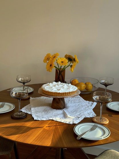 Handgefertigter Tortenständer aus dunkelbraunem Holz zum stilvollen Präsentieren und Servieren von Kuchen, Gebäck und Desserts. Die warme, natürliche Oberfläche macht den Holz-Tortenständer ideal für Geburtstage, Brunch, Afternoon Tea und festliche Dinner. Aus langlebigem Holz gefertigt und als zeitloses Servierstück gestaltet, das sowohl moderne als auch klassische Einrichtungen ergänzt. Perfekt für eine elegante Präsentation von Speisen, eine stilvoll gedeckte Tafel und als besonderes Geschenk.