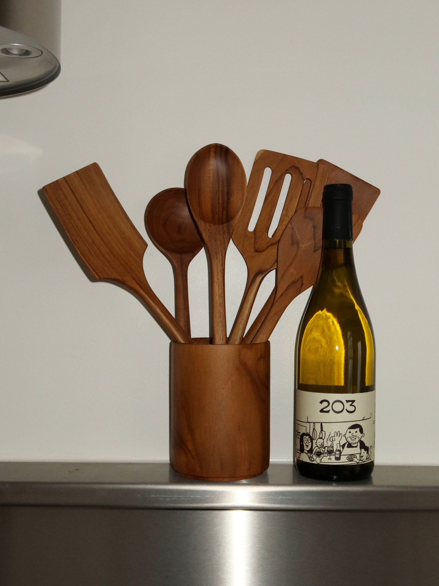 Handgefertigtes 6-teiliges Küchenutensilien-Set aus natürlichem Teakholz mit langlebigen, dunkelbraunen Holzutensilien und einer glatten, luxuriösen Oberfläche. Dieses umweltfreundliche Holz-Küchenutensilien-Set umfasst wichtige handgefertigte Teakholz-Küchenhelfer für den täglichen Gebrauch und bietet Stabilität, Hitzebeständigkeit und langanhaltende Qualität. Stilvolle Teakholz-Accessoires, ideal für eine organisierte Küche und perfekt kombinierbar mit einem Küchenutensilienhalter. Elegante, handgefertigt