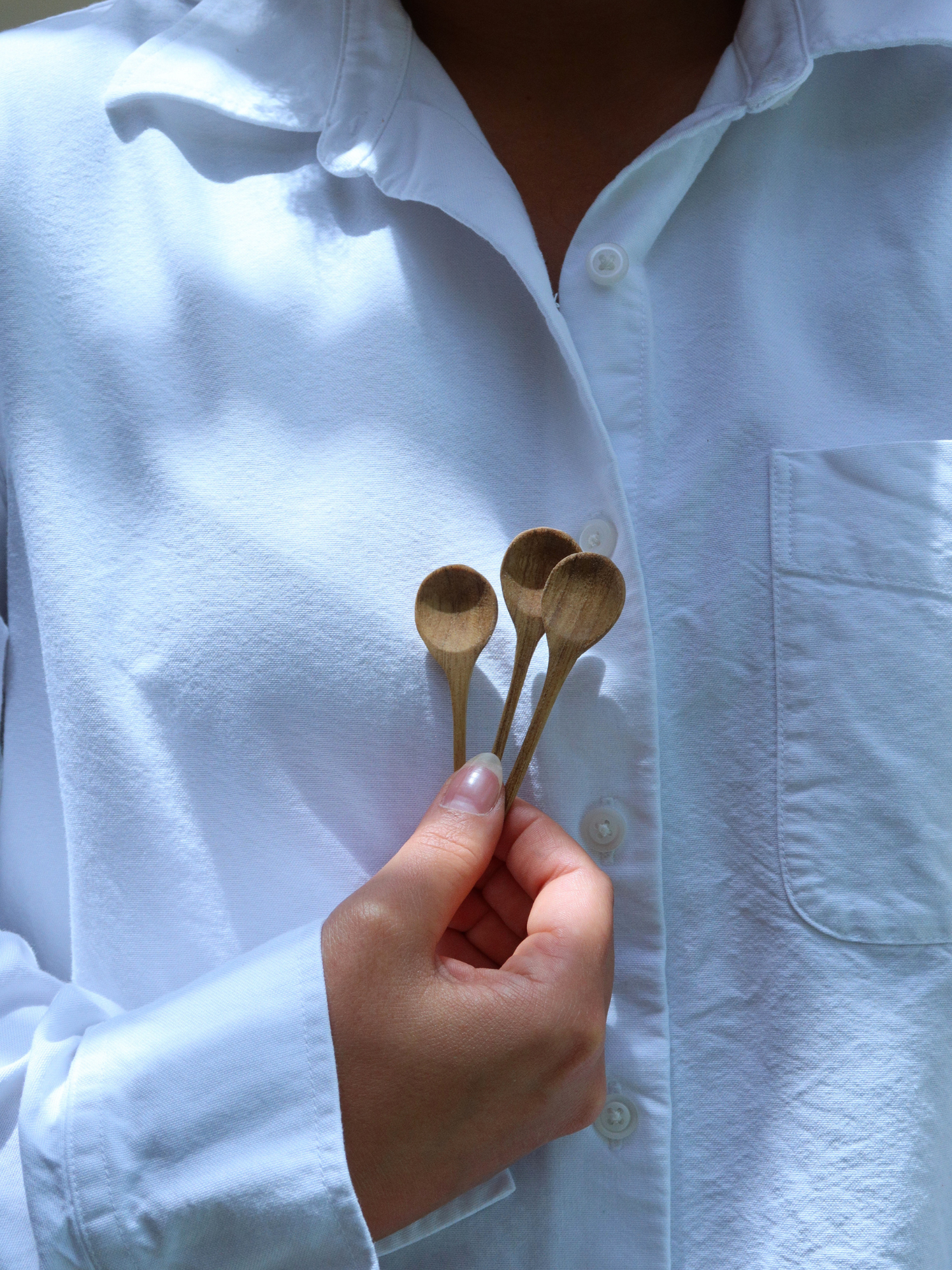 Handgefertigtes Set aus 3 kleinen Holz-Gewürzlöffeln für präzises Dosieren und einfache Verwendung mit Osoe Home Gewürzgläsern mit Streudeckel, hergestellt aus langlebigem Naturholz sowie schadstofffreien, BPA-freien, PFAS-freien und mikroplastikfreien Materialien, entwickelt zum sauberen Schöpfen von Kräutern, Gewürzen, Salz oder Seasonings, mit komfortablem Griff und rustikaler natürlicher Holzoberfläche, perfekt passend zu moderner Gewürzaufbewahrung, minimalistischer Küchenorganisation und nachhaltigem 