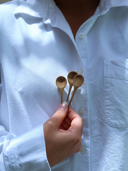 Handgefertigtes Set aus 3 kleinen Holz-Gewürzlöffeln für präzises Dosieren und einfache Verwendung mit Osoe Home Gewürzgläsern mit Streudeckel, hergestellt aus langlebigem Naturholz sowie schadstofffreien, BPA-freien, PFAS-freien und mikroplastikfreien Materialien, entwickelt zum sauberen Schöpfen von Kräutern, Gewürzen, Salz oder Seasonings, mit komfortablem Griff und rustikaler natürlicher Holzoberfläche, perfekt passend zu moderner Gewürzaufbewahrung, minimalistischer Küchenorganisation und nachhaltigem 