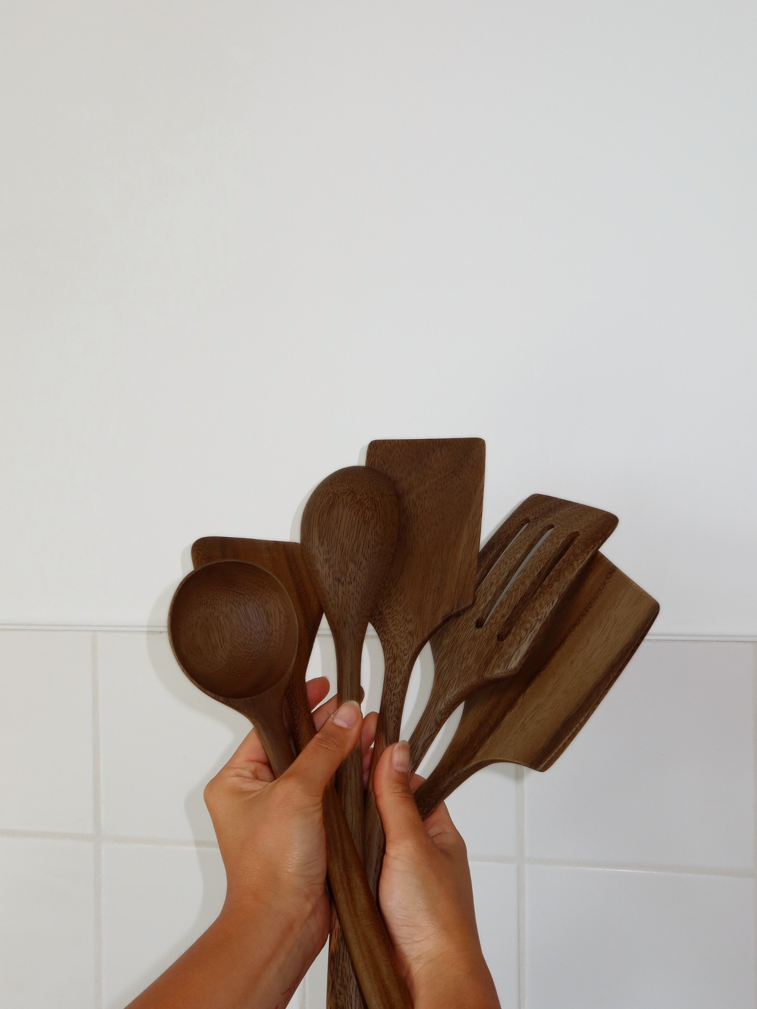 Handgefertigtes Holz-Küchenutensilien-Set Zoya mit sechs Kochlöffeln und Pfannenwendern aus Naturholz, ideal zum Rühren, Wenden, Mischen, Servieren und für den täglichen Gebrauch in der Küche. Gefertigt aus langlebigem SVLK-zertifiziertem Holz aus Indonesien, ist dieses lebensmittelechte und schadstofffreie Küchenutensilien-Set die perfekte Wahl für nachhaltige, plastikfreie Küchen und passt hervorragend zu modernen, skandinavischen, rustikalen und Landhaus-Küchen.