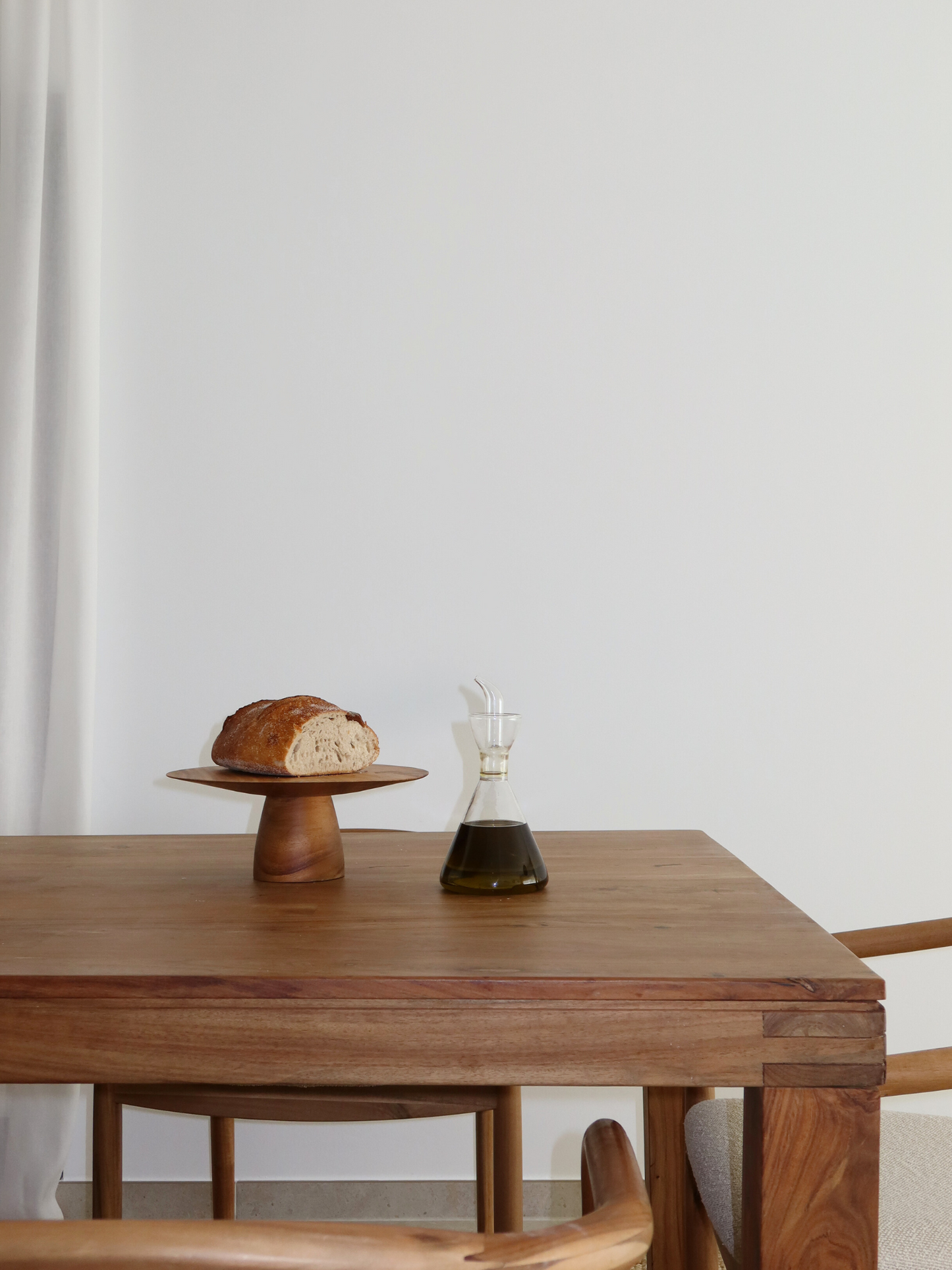 Handgemaakt donkerbruin houten taartplateau voor het elegant presenteren en serveren van taarten, gebak en desserts in de keuken of op tafel, ontworpen als verfijnd serveerplateau voor verjaardagen, brunches, high tea en feestelijke diners, gemaakt van duurzaam hout met een warme natuurlijke afwerking die perfect past in moderne en klassieke interieurs en ideaal voor stijlvolle food presentatie en georganiseerde home decor styling.