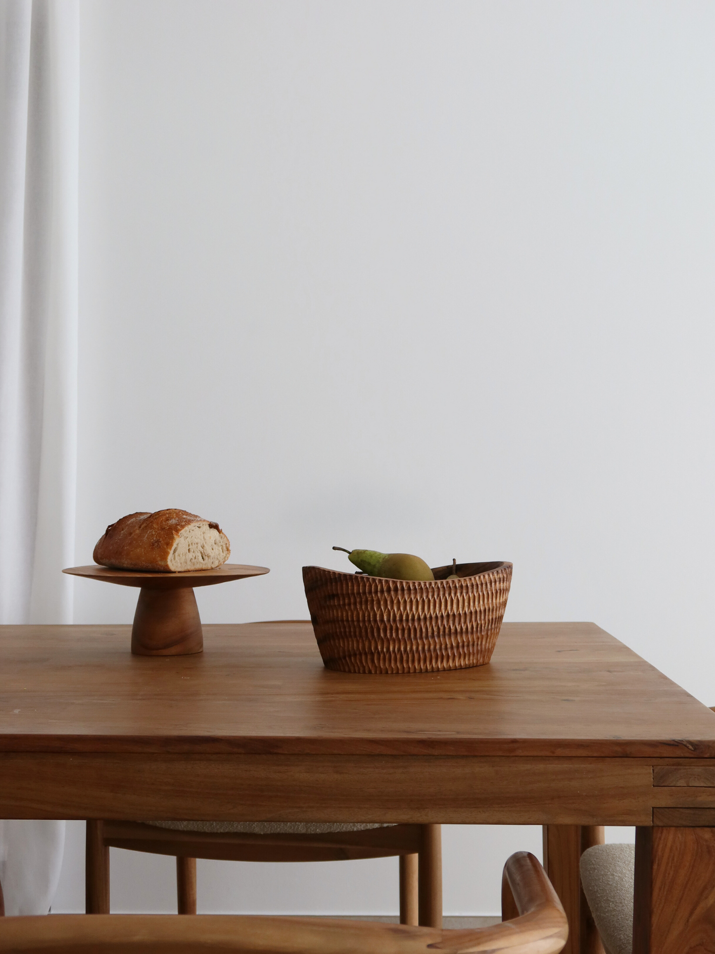 Handgemaakte gesneden houten fruitschaal Budi van duurzaam bruin Borneo hout voor het elegant bewaren en serveren van fruit, salades, snacks of grote gerechten, met een uniek gestructureerd gesneden oppervlak en een rijke diepe afwerking die de natuurlijke houtnerf benadrukt, ontworpen als een ruime en functionele eyecatcher voor keuken of eettafel en perfect als stijlvolle fruitschaal of slakom met een tijdloze en natuurlijke home decor uitstraling.