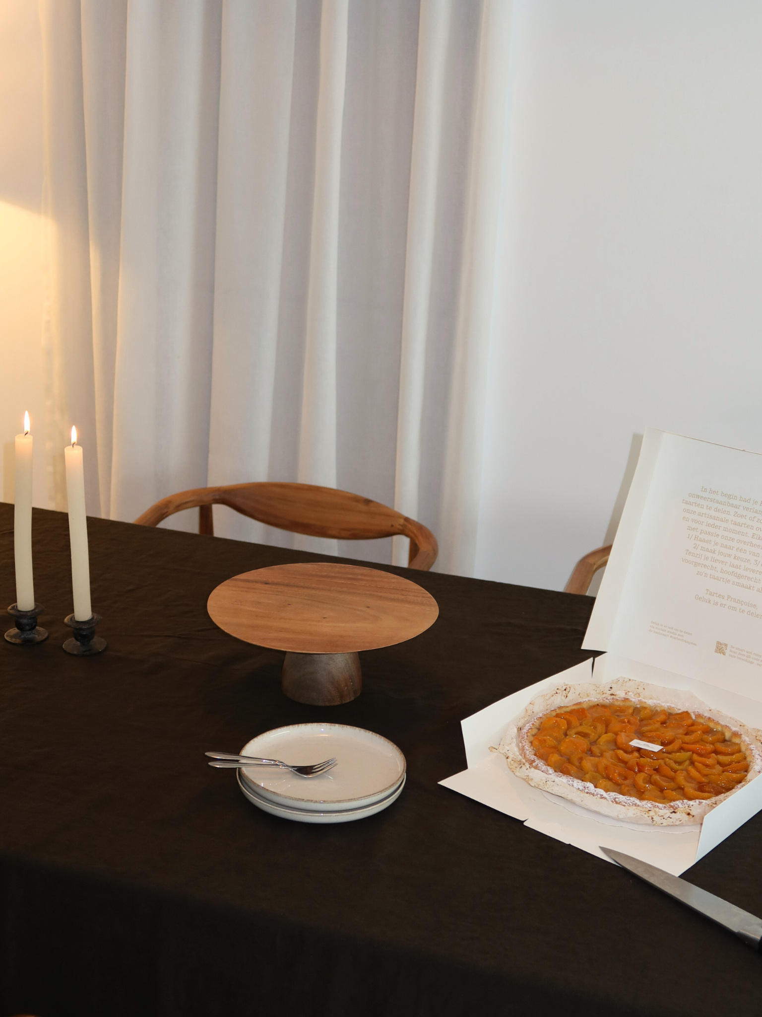 Handgemaakt donkerbruin houten taartplateau voor het elegant presenteren en serveren van taarten, gebak en desserts in de keuken of op tafel, ontworpen als verfijnd serveerplateau voor verjaardagen, brunches, high tea en feestelijke diners, gemaakt van duurzaam hout met een warme natuurlijke afwerking die perfect past in moderne en klassieke interieurs en ideaal voor stijlvolle food presentatie, georganiseerde home decor styling en als prachtig cadeau voor housewarmings, verjaardagen of bakliefhebbers.