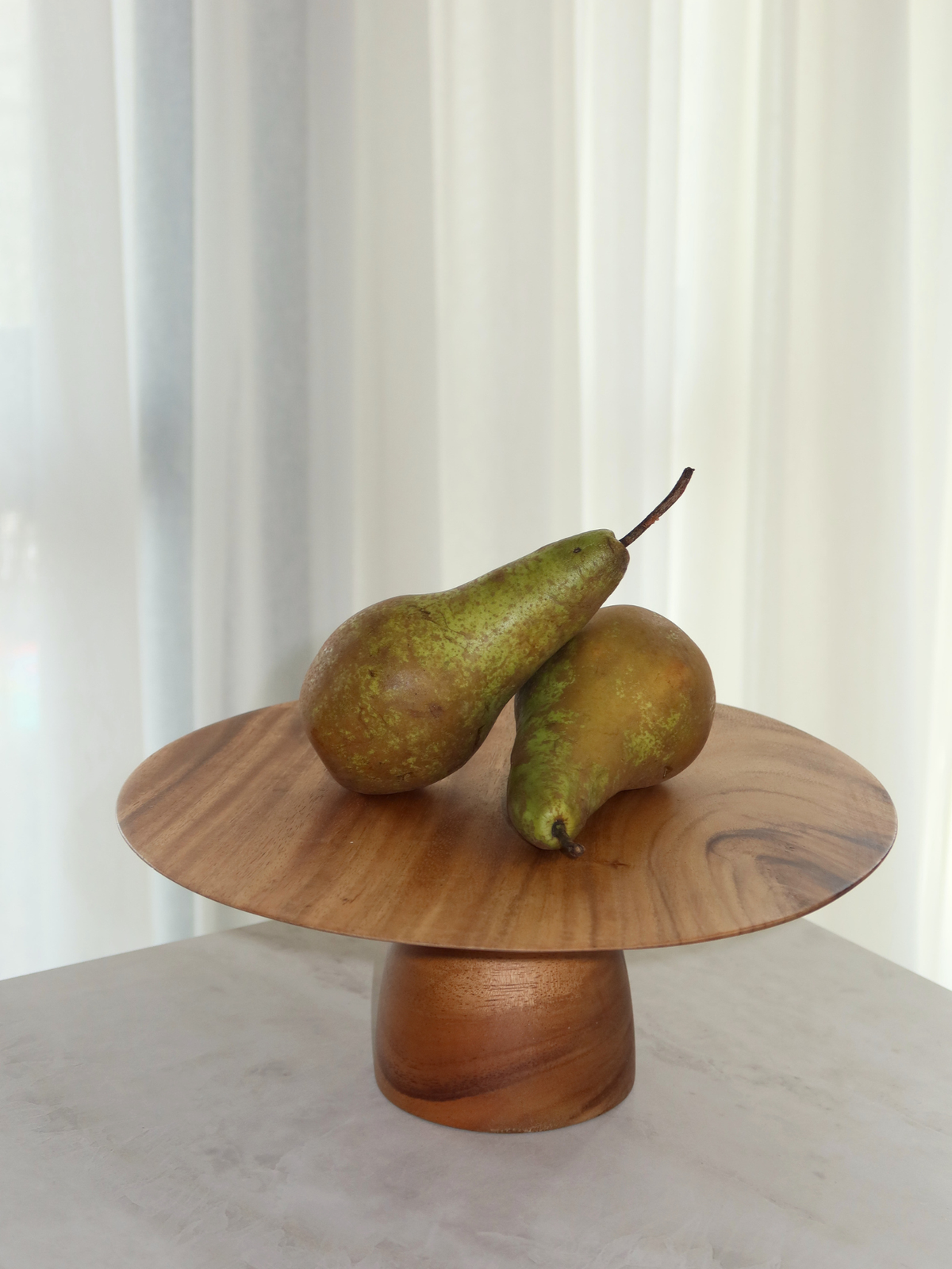 Handgemaakte houten taartstandaard in diep donkerbruin hout voor het stijlvol presenteren en serveren van taarten, gebak en desserts. De warme, natuurlijke uitstraling maakt deze houten taartplateau perfect voor verjaardagen, brunches, high tea en feestelijke diners. Gemaakt van duurzaam hout en ontworpen als een tijdloos serveeritem dat prachtig past bij zowel moderne als klassieke interieurs. Ideaal voor stijlvolle food presentatie, een sfeervolle gedekte tafel en als cadeau voor een housewarming.