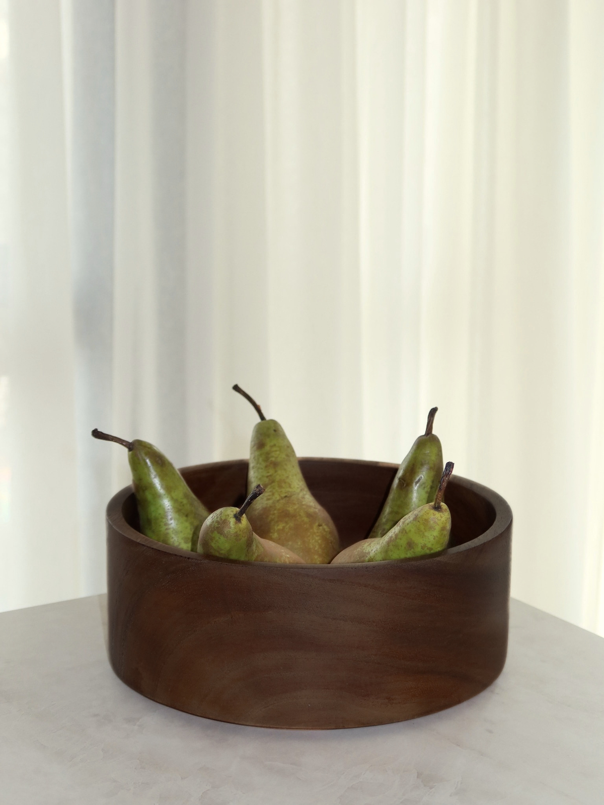 Handgemaakte bruine houten fruitschaal voor het elegant bewaren en serveren van fruit, snacks, snoep of salades in de keuken of eetkamer, gemaakt van hoogwaardig en duurzaam hout met een rijke diepe afwerking die de natuurlijke houtnerf benadrukt, ontworpen als een ruime en functionele eyecatcher voor moderne en klassieke interieurs, met een glad gepolijst oppervlak voor eenvoudig reinigen en langdurig gebruik en perfect voor stijlvolle home organisatie en tafelpresentatie.