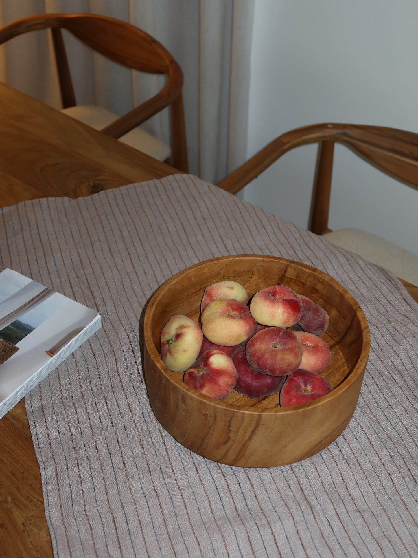 Handgemaakte bruine houten fruitschaal voor het elegant bewaren en serveren van fruit, snacks, snoep of salades in de keuken of eetkamer, gemaakt van hoogwaardig en duurzaam hout met een rijke diepe afwerking die de natuurlijke houtnerf benadrukt, ontworpen als een ruime en functionele eyecatcher voor moderne en klassieke interieurs, met een glad gepolijst oppervlak voor eenvoudig reinigen en langdurig gebruik en perfect voor stijlvolle home organisatie en tafelpresentatie.