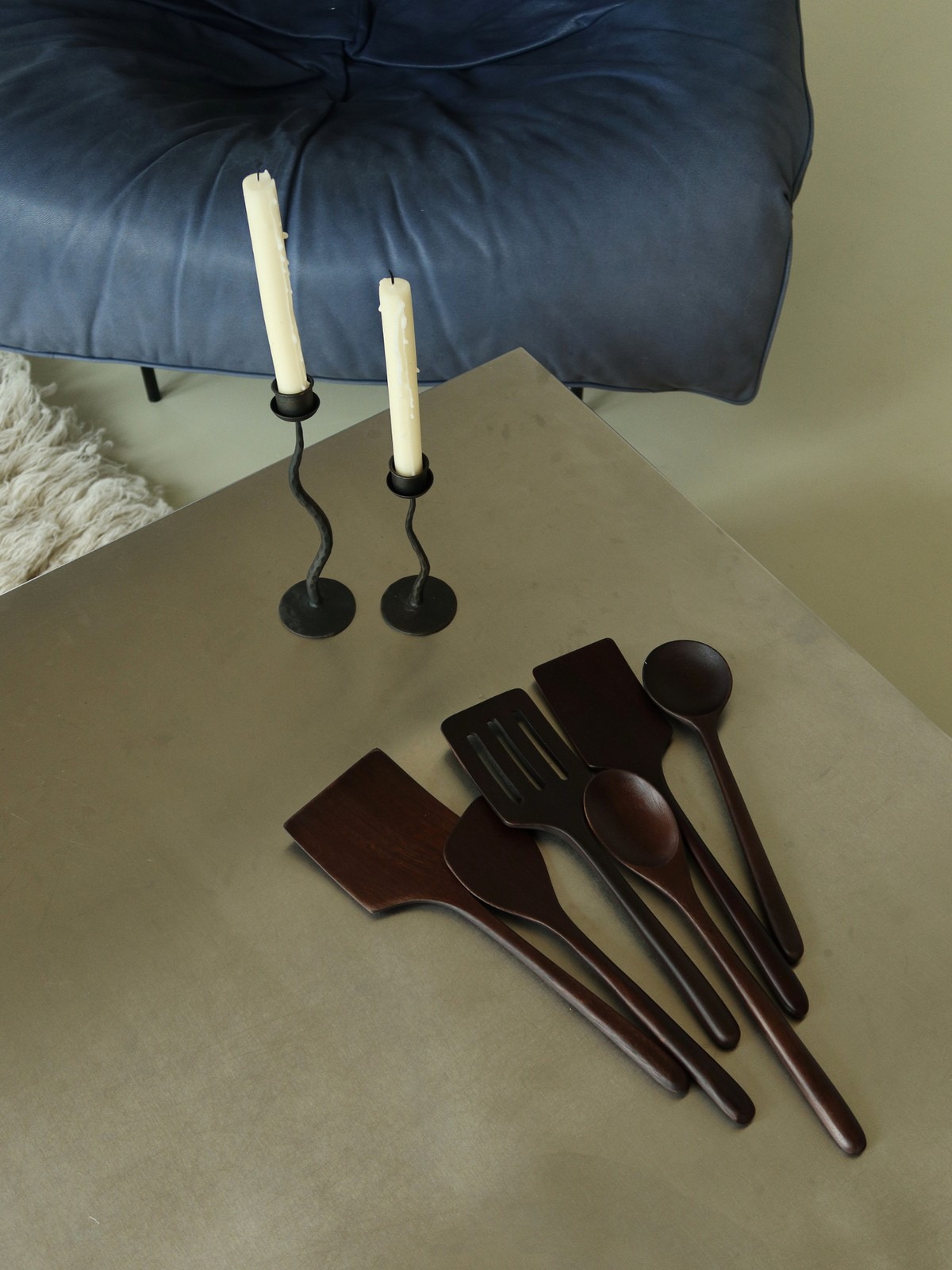Handgemaakte houten keukengerei set van zes lepels en spatels in een diepe donkerbruine houtkleur, ideaal voor dagelijks koken, mengen, roeren, omdraaien en serveren. Gemaakt van duurzaam, SVLK-gecertificeerd hout uit Indonesië en geschikt voor contact met voedsel. Een natuurlijke, niet-toxische en plasticvrije keuze voor een bewuste keuken. Het tijdloze design past prachtig in moderne, Scandinavische, landelijke en rustieke keukens en geeft je kookruimte een warme, stijlvolle uitstraling.
