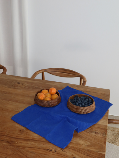 Handgemaakte houten kom van duurzaam hout uit Indonesië, ideaal als acai bowl, smoothie bowl of snackkom. De natuurlijke houtnerf en warme uitstraling geven je ontbijt, snacks en desserts een stijlvolle en rustige presentatie. Perfect voor yoghurt, fruit, granola, noten en andere favoriete toppings. Een lichtgewicht en tijdloze houten schaal voor dagelijks gebruik, die ook mooi past bij een natuurlijke en minimalistische keuken.
