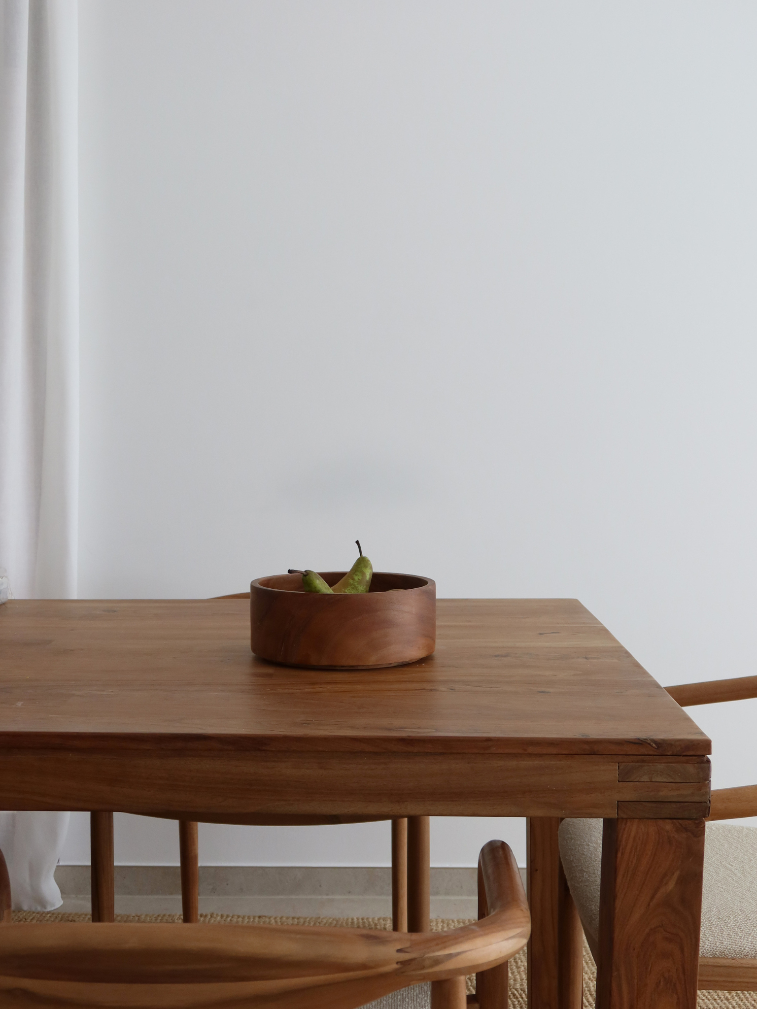 Handgemaakte houten schaal van duurzaam hout uit Indonesië, ideaal als houten fruitschaal, serveerschaal of decoratieve schaal voor de keuken. De natuurlijke houtnerf en warme uitstraling passen in een rustige, minimalistische woonstijl. Perfect voor het bewaren en presenteren van fruit, brood, snacks of andere keukenitems en als stijlvolle houten organizer voor keuken of badkamer.