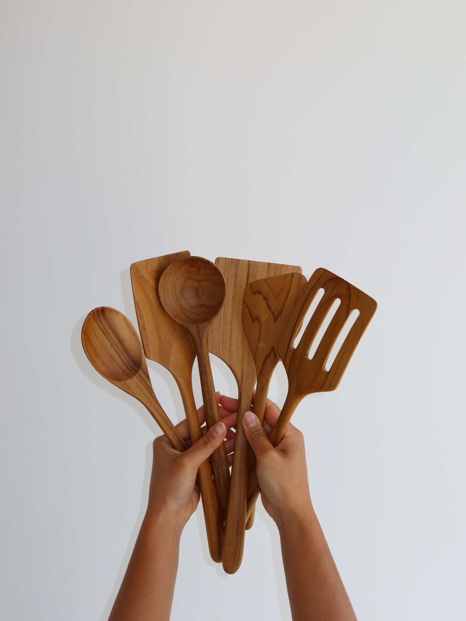 Handgemaakte 6-delige keukengerei set van natuurlijk teakhout, met duurzame donkerbruine houten keukengerei en een luxe, gladde afwerking. Deze eco-vriendelijke houten keukengerei set bestaat uit essentiële teak houten kookhulpen voor dagelijks gebruik en biedt sterkte, hittebestendigheid en langdurige kwaliteit. Stijlvolle teak houten accessoires die perfect passen in een opgeruimde en georganiseerde keuken, ideaal te combineren met een keuken organizer. Ambachtelijk vervaardigde houten keukengerei.