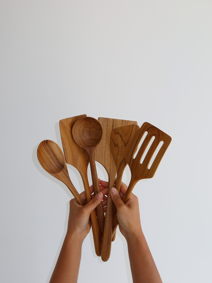 Handgemaakte 6-delige keukengerei set van natuurlijk teakhout, met duurzame donkerbruine houten keukengerei en een luxe, gladde afwerking. Deze eco-vriendelijke houten keukengerei set bestaat uit essentiële teak houten kookhulpen voor dagelijks gebruik en biedt sterkte, hittebestendigheid en langdurige kwaliteit. Stijlvolle teak houten accessoires die perfect passen in een opgeruimde en georganiseerde keuken, ideaal te combineren met een keuken organizer. Ambachtelijk vervaardigde houten keukengerei.