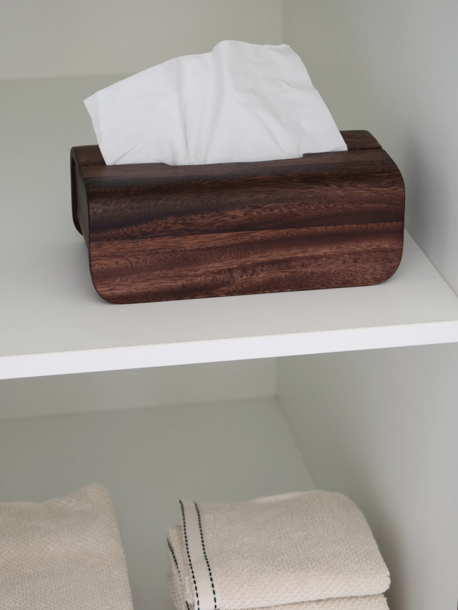 Handgemaakte houten tissuebox van Borneo hout met een warme donkerbruine afwerking. Deze luxe houten tissuehouder heeft een minimalistisch ontwerp met deksel en is ontworpen om tissueboxen netjes en stijlvol op te bergen. Een duurzame en elegante tissue opberger van hout die perfect past in zowel de badkamer als de woonkamer en zorgt voor een rustige, natuurlijke uitstraling. Een stijlvol Borneo hout accessoire dat functionaliteit, vakmanschap en tijdloos design combineert binnen home organizing.