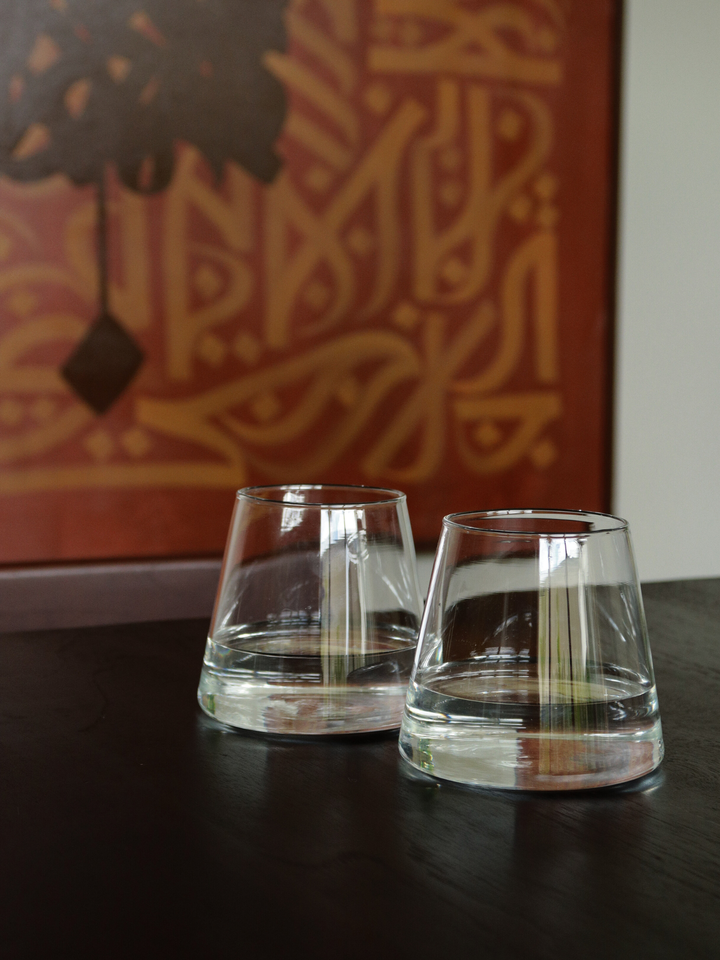 Fini les verres dépareillés, accueillez l’harmonie à table avec le verre Aiko. Sa légèreté et sa forme triangulaire subtile apportent une touche moderne et créent instantanément une ambiance digne d’un restaurant, chez vous. À la fois pratique et unique, son design intemporel en verre transparent en fait une pièce polyvalente — assez élégante pour un dîner raffiné, mais idéale aussi pour l’eau ou les boissons pétillantes au quotidien. Résistant à la chaleur, durable et vendu à l’unité.