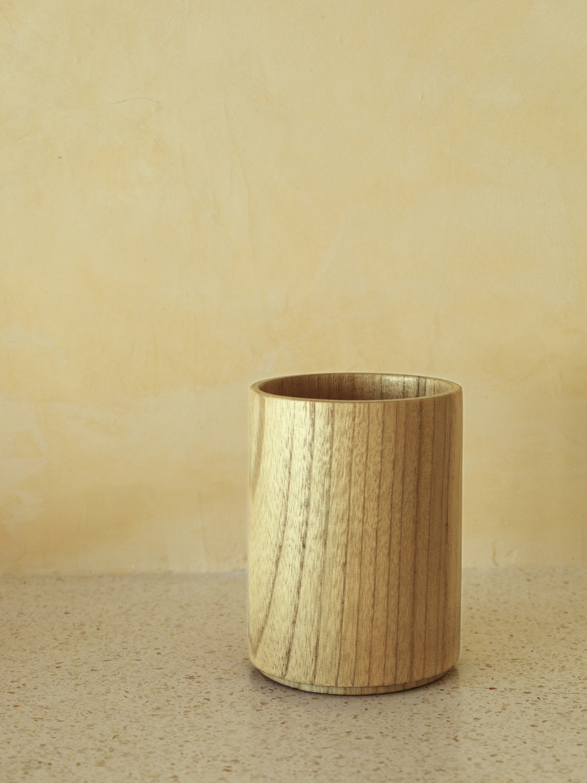 Kitchen utensil holder made from high-quality Asian Oak wood for stylish and organised storage of spoons, spatulas and tongs. This handcrafted wooden holder combines functionality with a warm, natural appearance and its timeless design complements a variety of kitchen styles. Made from durable wood with a sturdy construction designed for everyday use. A practical kitchen organiser that keeps cooking utensils neatly stored, easily accessible and organised for a calm and considered kitchen.
