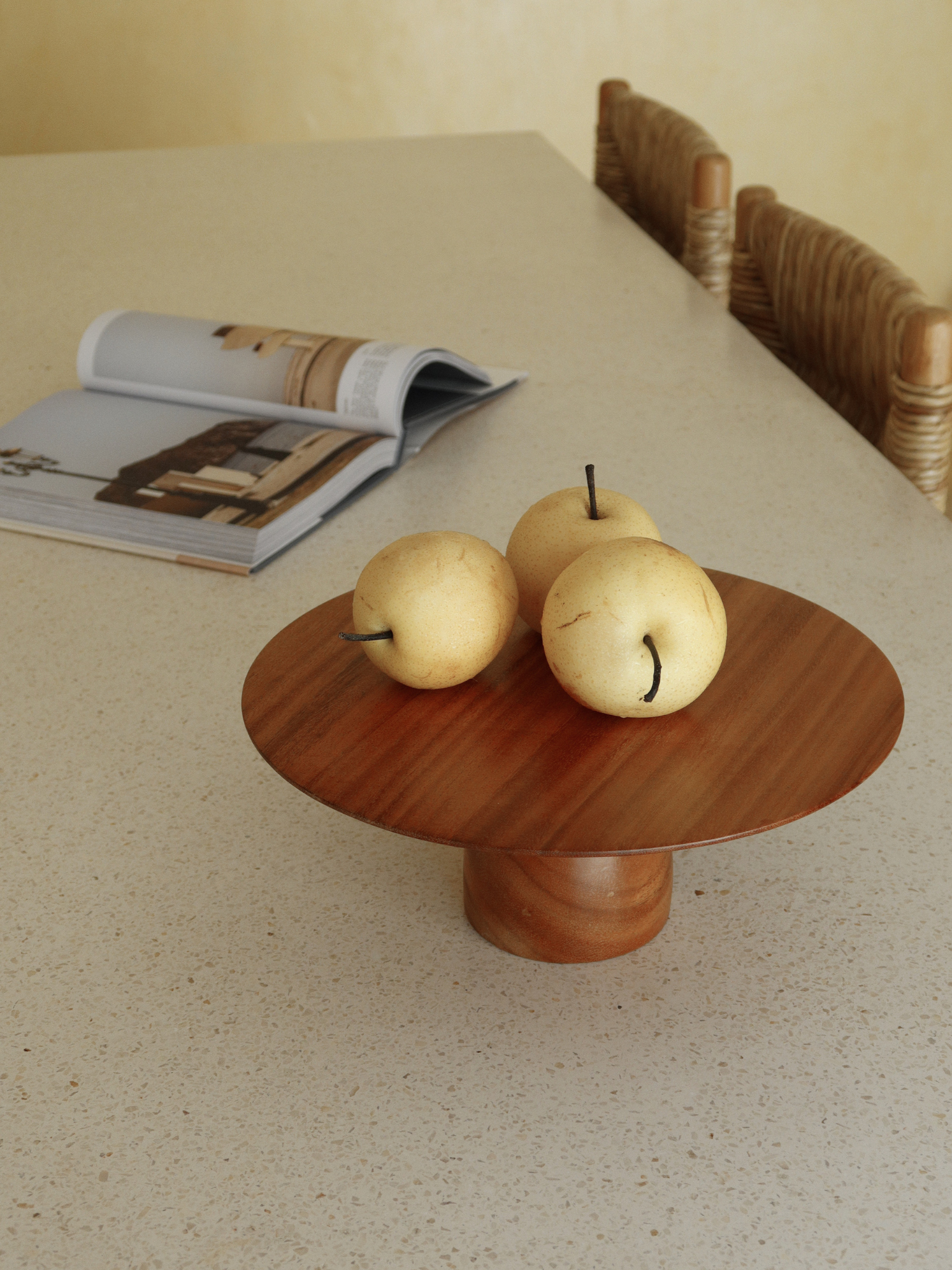 Handgefertigter dunkelbrauner Holz-Kuchenständer zum eleganten Präsentieren und Servieren von Kuchen, Gebäck und Desserts in der Küche oder auf dem Esstisch, entworfen als stilvolle Servierplatte für Geburtstage, Brunches, High Tea und festliche Dinner, gefertigt aus langlebigem Holz mit warmer natürlicher Oberfläche, die sowohl moderne als auch klassische Einrichtungen ergänzt, perfekt für stilvolle Food-Präsentation, organisierte Home-Decor-Gestaltung und als besonderes Geschenk für Einweihungen.