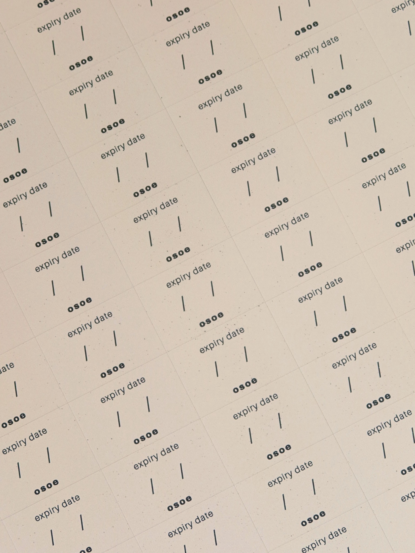 Houdbaarheidslabels Osoe Home in beige en wit voor het organiseren van kruidenpotjes, voorraadpotten en keukencontainers, set van 84 matte beschrijfbare stickers met minimalistisch design om eenvoudig houdbaarheidsdatums te noteren, water- en vetbestendig en ideaal voor gebruik in koelkast en voorraadkast, ontworpen om in één oogopslag overzicht te creëren en een rustige, georganiseerde en stijlvolle keukenuitstraling te behouden.