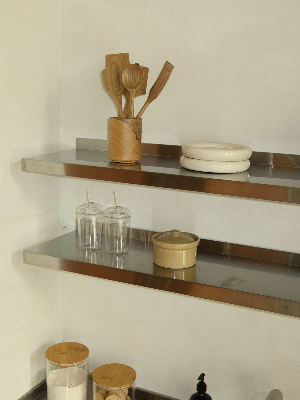 Keukengereihouder van hoogwaardig Asian Oak hout voor het stijlvol en overzichtelijk opbergen van lepels, spatels en tangen. Deze handgemaakte houten houder combineert functionaliteit met een natuurlijke, warme uitstraling en past dankzij het tijdloze design in verschillende keukenstijlen. Het duurzame hout en de stevige constructie zijn ontworpen voor langdurig dagelijks gebruik. Een praktische keukenorganizer die helpt om je kookgerei netjes, toegankelijk en georganiseerd te houden voor een rustige keuken