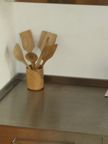 Keukengereihouder van hoogwaardig Asian Oak hout voor het stijlvol en overzichtelijk opbergen van lepels, spatels en tangen. Deze handgemaakte houten houder combineert functionaliteit met een natuurlijke, warme uitstraling en past dankzij het tijdloze design in verschillende keukenstijlen. Het duurzame hout en de stevige constructie zijn ontworpen voor langdurig dagelijks gebruik. Een praktische keukenorganizer die helpt om je kookgerei netjes, toegankelijk en georganiseerd te houden voor een rustige keuken