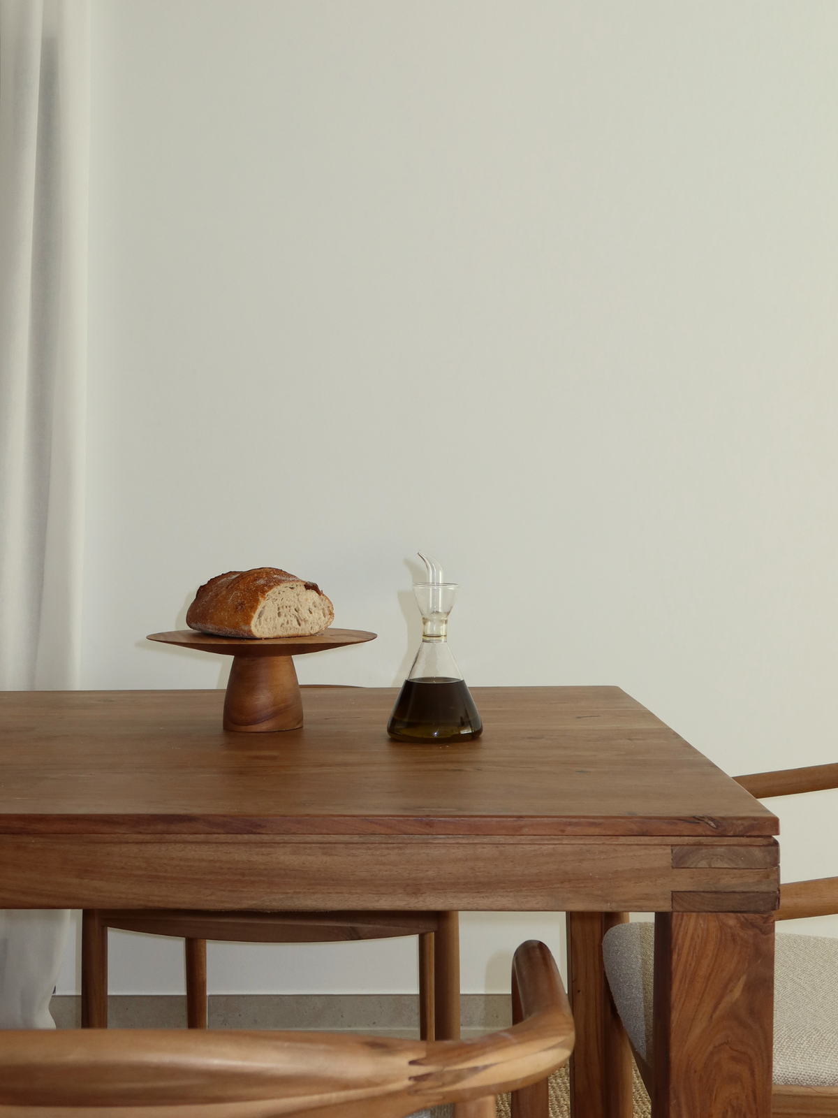 Handcrafted dark brown wooden cake stand for beautifully displaying and serving cakes, pastries and desserts. The warm natural finish makes this wooden cake stand perfect for birthdays, brunches, afternoon tea and festive dinners. Made from durable wood and designed as a timeless serving piece that complements both modern and classic interiors. Ideal for elegant food presentation, a beautifully styled dining table and as a thoughtful gift for housewarmings, birthdays or anyone who loves baking.
