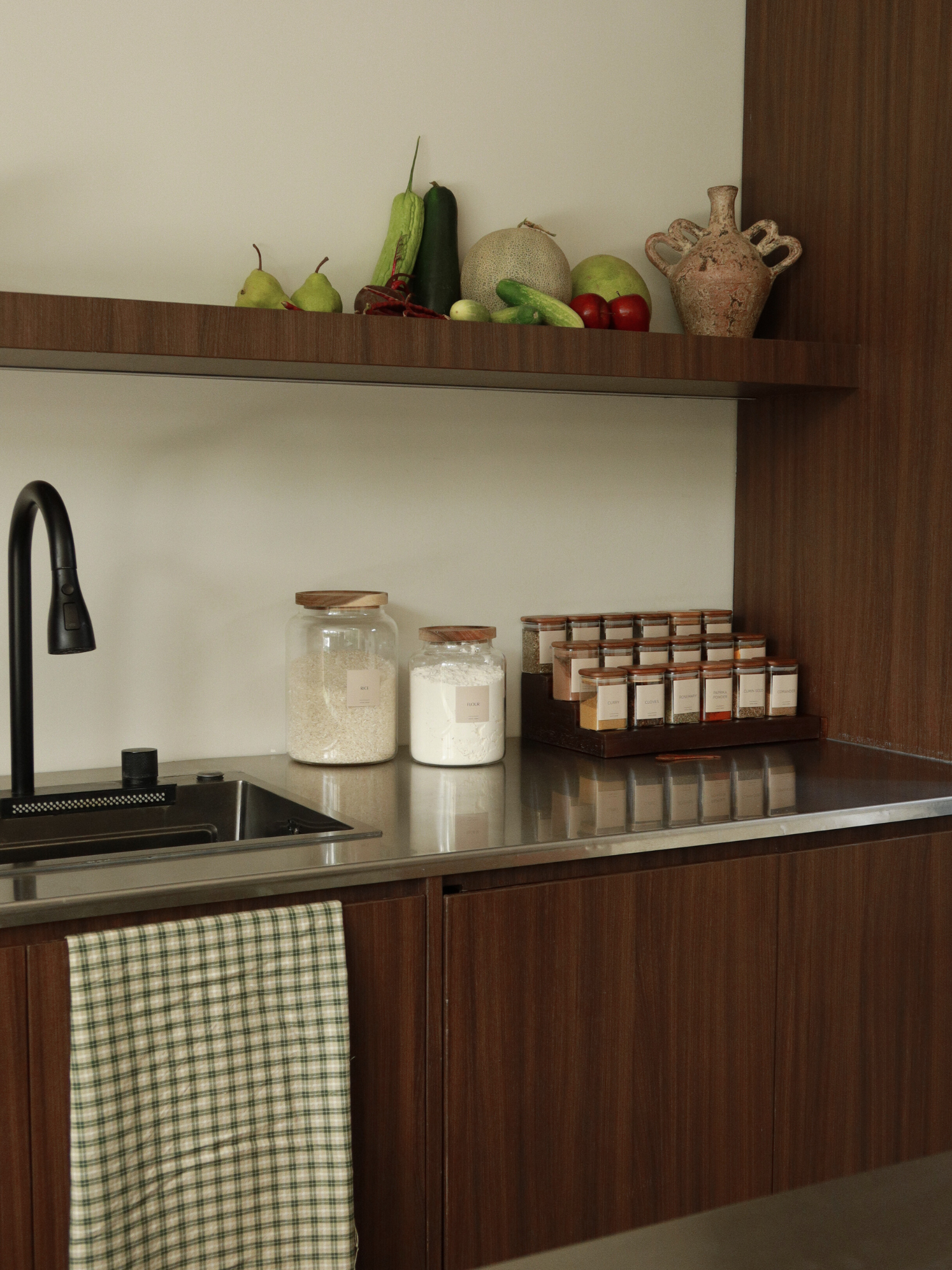 Donkerbruin houten kruidenrek met glazen voorraadpotten en houten deksels, natuurlijke houten keukenorganizer voor lade-opberging, houten schaal of fruitschaal, kleine houten lepel en bamboe lepel, licht en donker hout accessoires voor keuken of badkamer. Houten opbergers voor keuken of badkamer met kruidenpotjes van hout, glazen voorraadpot met houten deksel, ladeverdeler en organizer in donkerbruin hout, houten schaal, bamboe lepel en natuurlijke houten keukenaccessoires in lichte of donkere houtkleur.