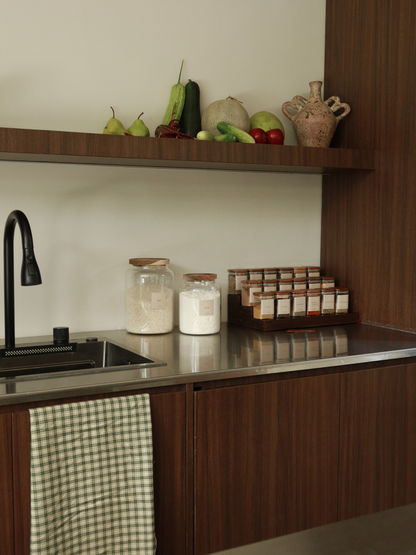 Donkerbruin houten kruidenrek met glazen voorraadpotten en houten deksels, natuurlijke houten keukenorganizer voor lade-opberging, houten schaal of fruitschaal, kleine houten lepel en bamboe lepel, licht en donker hout accessoires voor keuken of badkamer. Houten opbergers voor keuken of badkamer met kruidenpotjes van hout, glazen voorraadpot met houten deksel, ladeverdeler en organizer in donkerbruin hout, houten schaal, bamboe lepel en natuurlijke houten keukenaccessoires in lichte of donkere houtkleur.