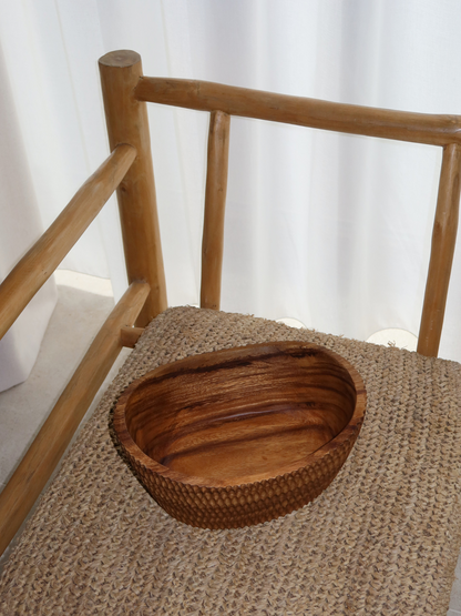 Handgemaakte gesneden houten fruitschaal Budi van duurzaam bruin Borneo hout voor het elegant bewaren en serveren van fruit, salades, snacks of grote gerechten, met een uniek gestructureerd gesneden oppervlak en een rijke diepe afwerking die de natuurlijke houtnerf benadrukt, ontworpen als een ruime en functionele eyecatcher voor keuken of eettafel en perfect als stijlvolle fruitschaal of slakom met een tijdloze en natuurlijke home decor uitstraling.