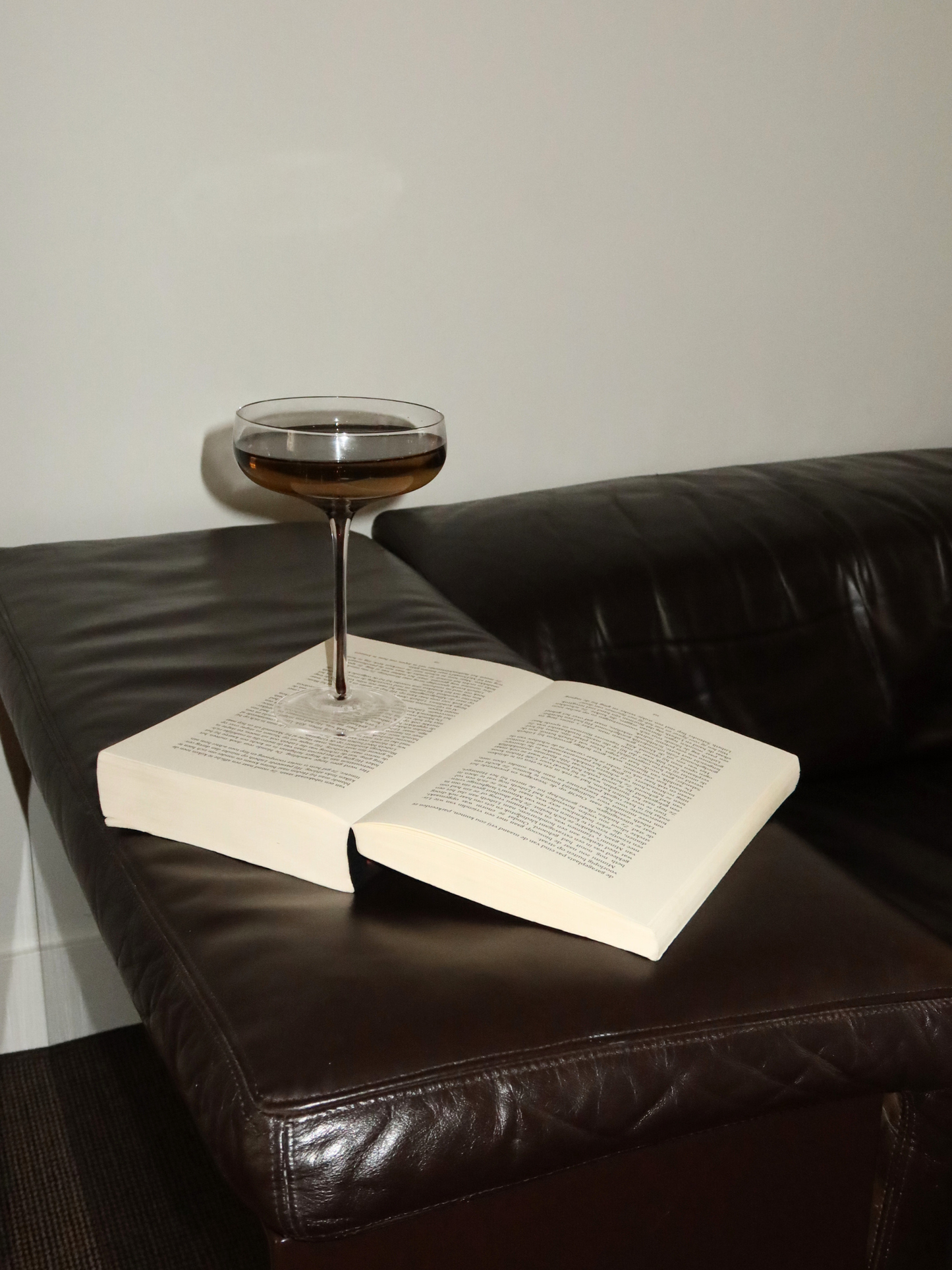 Das Iffat-Glas bietet eine schicke und elegante Präsentation für Ihre Getränke, mit einem schlanken Stiel und einem beeindruckenden Ombre-Effekt von Dunkelbraun zu transparent, der sofort ins Auge fällt. Hergestellt aus langlebigem, hitzebeständigem Borosilikatglas ist es leicht, edel und stark genug für den täglichen Gebrauch oder besondere Anlässe. Perfekt für Mocktails, Cocktails oder festliche Getränke. Iffat wird im Set von zwei Stück geliefert und verleiht Ihrem Tisch ein echtes Restaurant-Feeling.