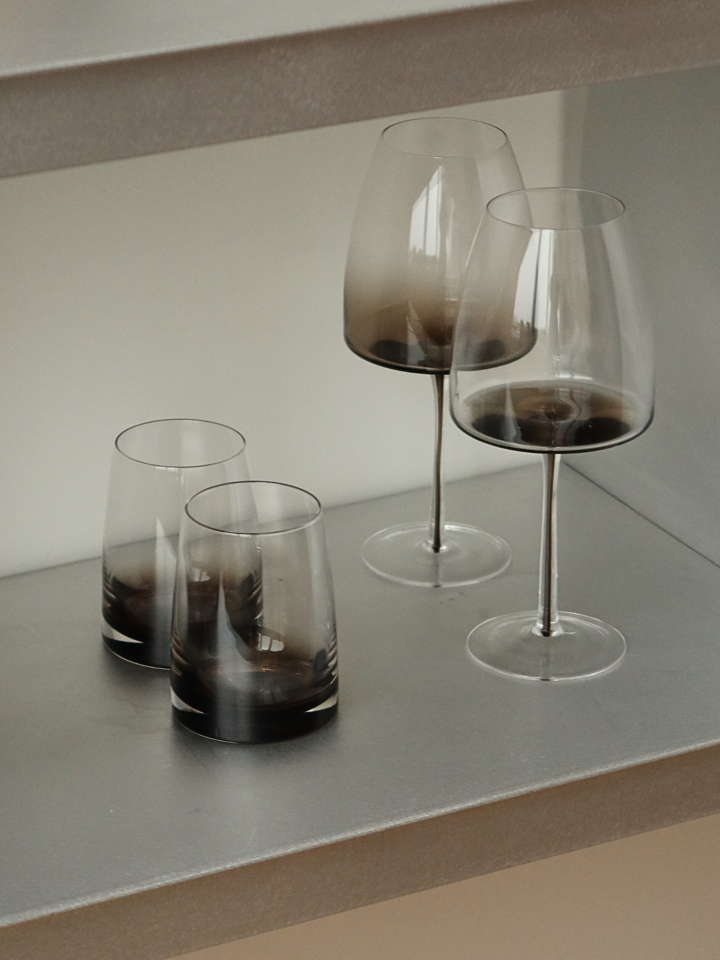 Izzah-Tumblerglas mit elegantem Ombre-Effekt von Dunkelbraun zu transparentem Glas, perfekt, um Wasser, Saft oder andere erfrischende Getränke stilvoll zu servieren. Das minimalistische, schlanke Design verleiht Ihrem Tisch oder Ihrer Kaffee-Ecke eine raffinierte, restaurantähnliche Atmosphäre. Hergestellt aus langlebigem, wiederverwendbarem Glas und ideal für ästhetisches Trinkgeschirr, moderne Küchen und stilvolle Tischdekoration.