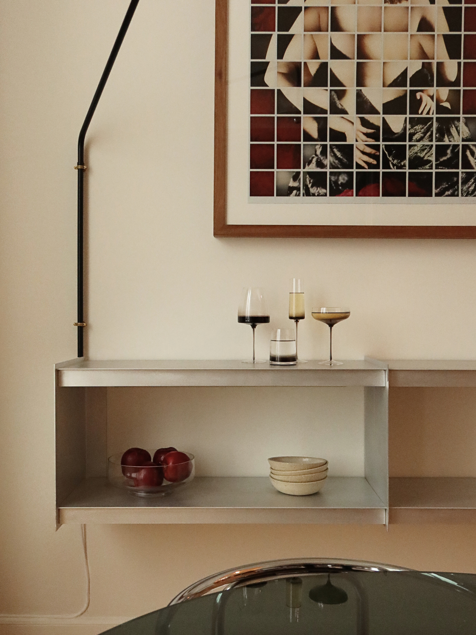 Izzah-Tumblerglas mit elegantem Ombre-Effekt von Dunkelbraun zu transparentem Glas, perfekt, um Wasser, Saft oder andere erfrischende Getränke stilvoll zu servieren. Das minimalistische, schlanke Design verleiht Ihrem Tisch oder Ihrer Kaffee-Ecke eine raffinierte, restaurantähnliche Atmosphäre. Hergestellt aus langlebigem, wiederverwendbarem Glas und ideal für ästhetisches Trinkgeschirr, moderne Küchen und stilvolle Tischdekoration.