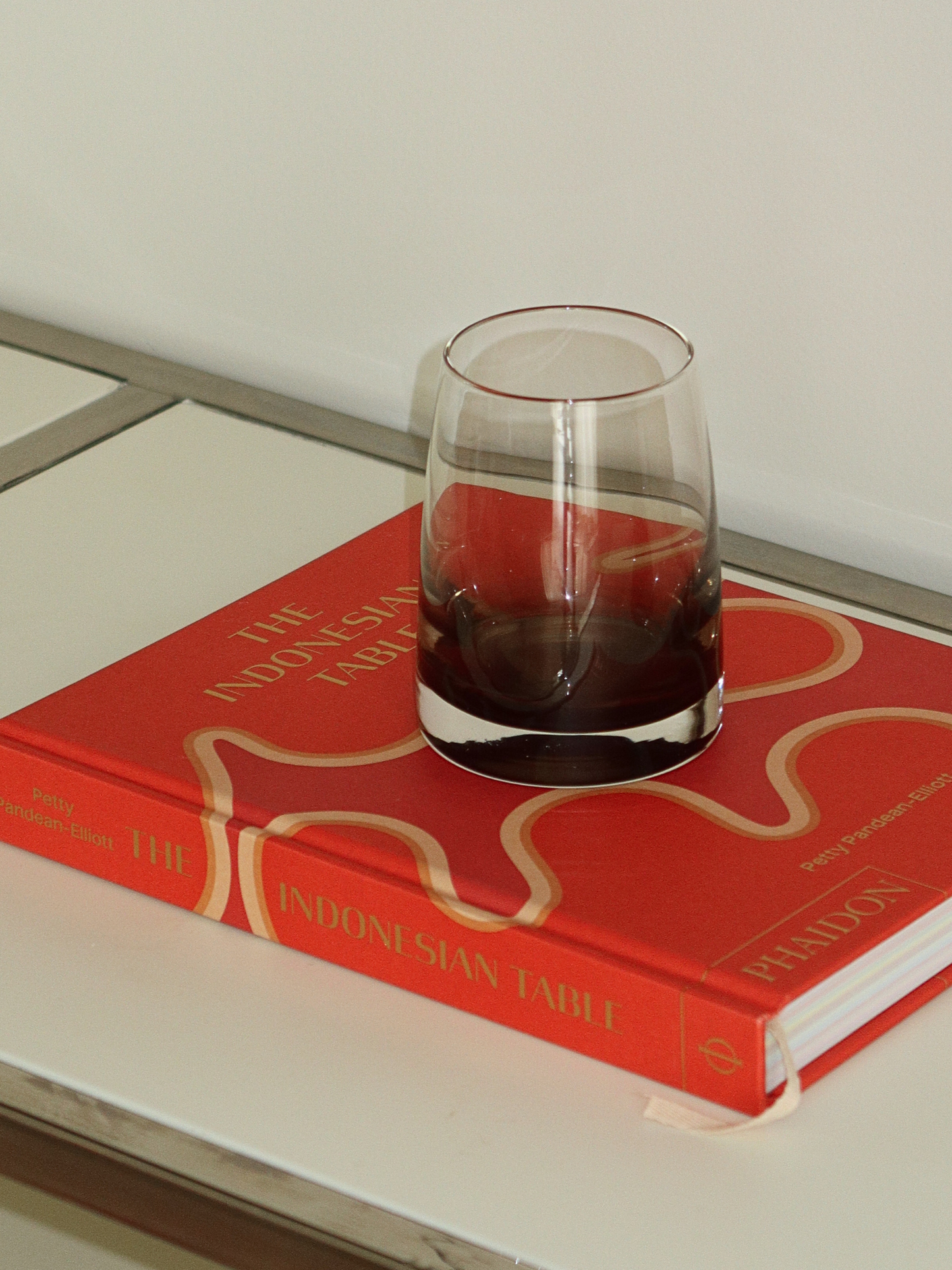 Izzah Tumbler Glass with an elegant ombre effect from dark brown to transparent glass, perfect for serving water, juice, or other refreshing drinks in style. Its minimalist, slender design adds a refined, restaurant-like atmosphere to your table or coffee corner. Made from durable, reusable glass and ideal for aesthetic drinkware, modern kitchens, and stylish table décor.