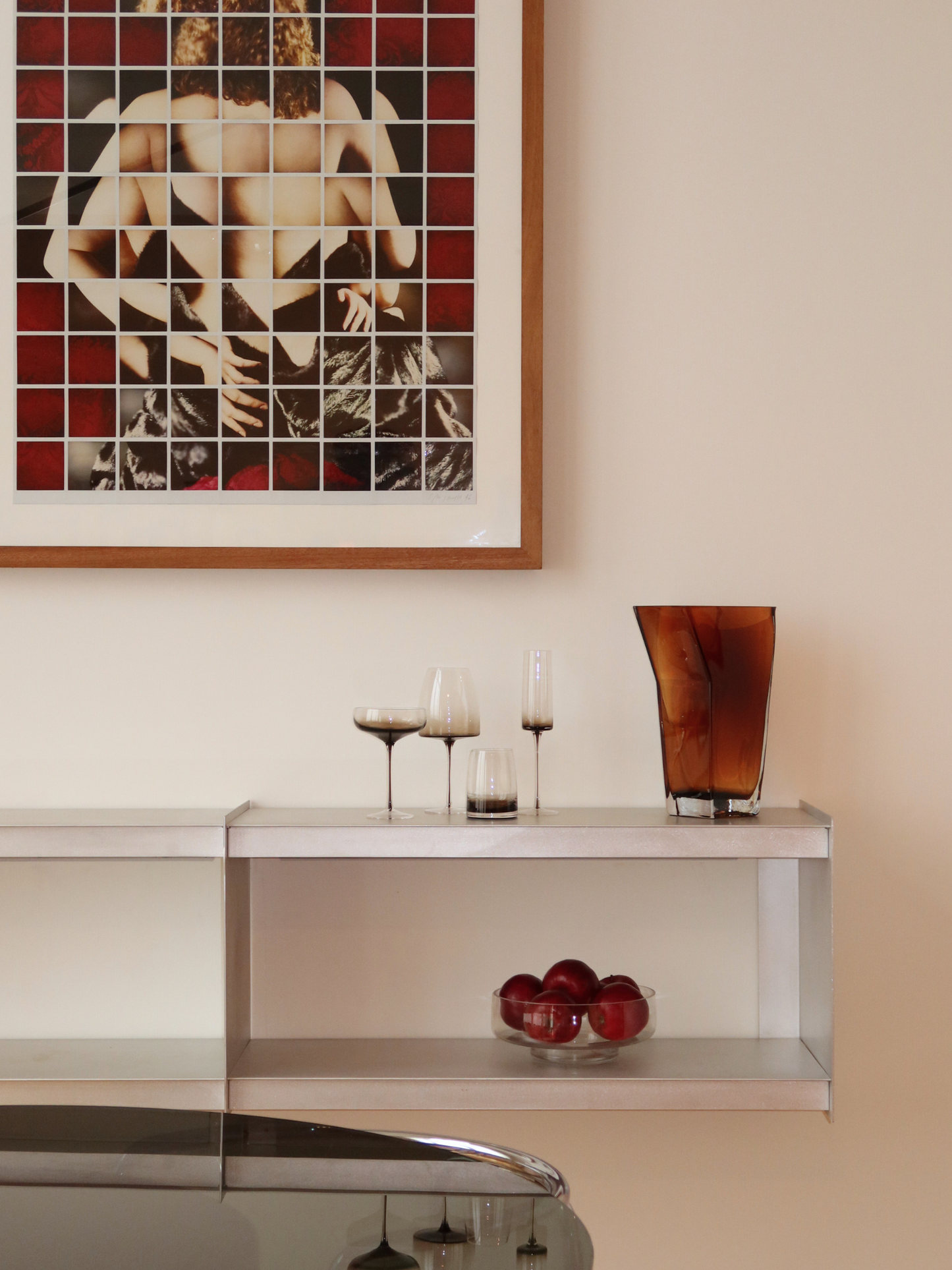 Izzah tumbler glass with an elegant ombre effect from dark brown to clear glass, perfect for serving water, juice, or other refreshing drinks in style. The minimalist, sleek design adds a refined, restaurant-like atmosphere to your table or coffee corner. Made from durable, reusable glass and ideal for aesthetic drinkware, modern kitchens, and stylish table decor.