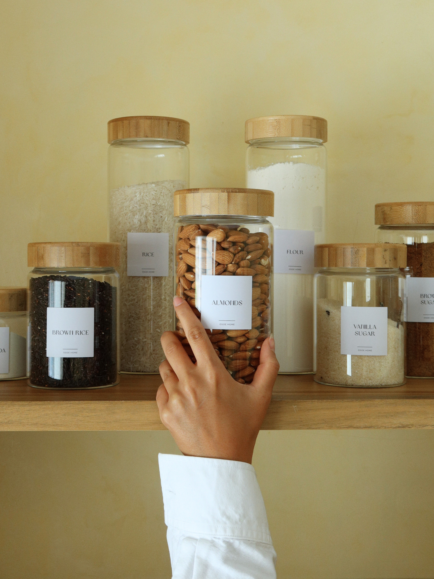 Extra stability and functionality with the Nani storage jar. An elegant, extra-durable glass container with a bamboo screw-top lid that effortlessly combines luxury and practicality. Its timeless, minimalist design complements any kitchen style. Made from extra-thick transparent glass and finished with a 100% airtight bamboo screw lid. Perfect for storing pasta, rice, coffee, and other dry foods while keeping them fresh for longer.