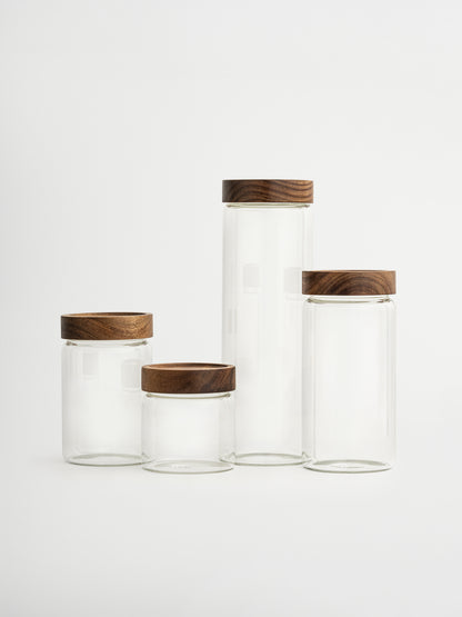 Extra strength and functionality with Jar Nara, an elegant, extra-sturdy glass jar featuring an acacia wood screw lid. Its timeless, minimalist design fits seamlessly into any kitchen style, while the natural materials provide a sleek, luxurious appearance. Made from thick, durable transparent glass and equipped with a 100% airtight screw lid, this jar keeps pasta, rice, coffee, or other dry goods fresh and safe for long-term storage. Available in multiple sizes to perfectly organize your pantry.