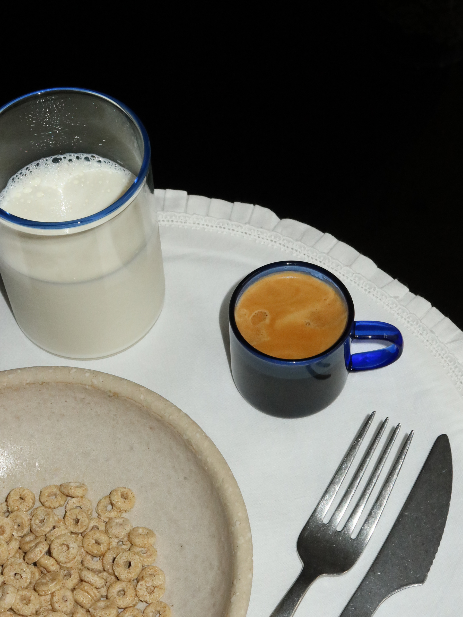 Maak elk koffiemoment bijzonder met Glass Jiwoo, met een recht design en een handig handvat voor een comfortabele grip. Perfect om te genieten van een korte espresso break in je eigen koffiehoek. Gemaakt van duurzaam, hittebestendig borosilicaatglas; Jiwoo is sterk genoeg voor dagelijks gebruik en voegt tegelijkertijd een stijlvolle touch toe aan je koffiemomenten. Per stuk verkocht, zodat je zelf je collectie kunt opbouwen en de perfecte set koffiemokken kunt creëren.