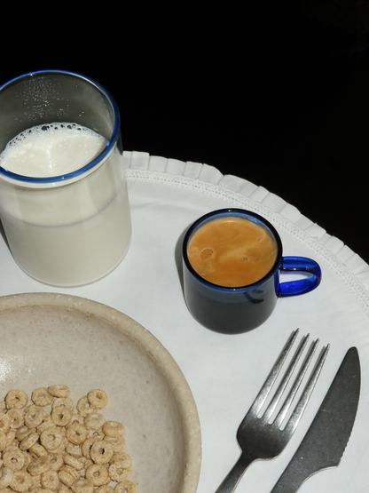 Maak elk koffiemoment bijzonder met Glass Jiwoo, met een recht design en een handig handvat voor een comfortabele grip. Perfect om te genieten van een korte espresso break in je eigen koffiehoek. Gemaakt van duurzaam, hittebestendig borosilicaatglas; Jiwoo is sterk genoeg voor dagelijks gebruik en voegt tegelijkertijd een stijlvolle touch toe aan je koffiemomenten. Per stuk verkocht, zodat je zelf je collectie kunt opbouwen en de perfecte set koffiemokken kunt creëren.